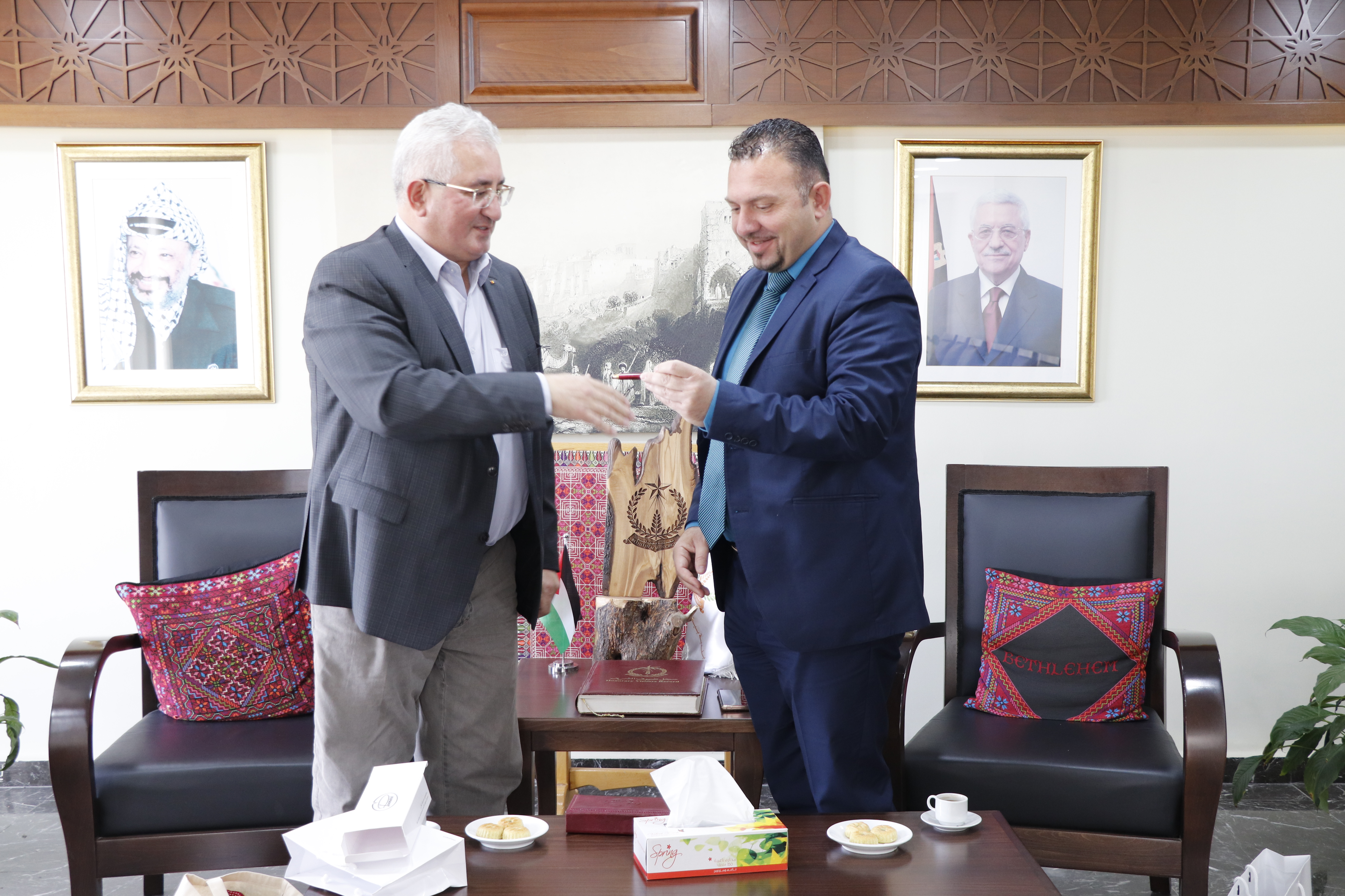 رئيس بلدية بيت لحم يستقبل رئيس بلدية سوتشافا الرومانية ويبحثان سبل التعاون المشترك
