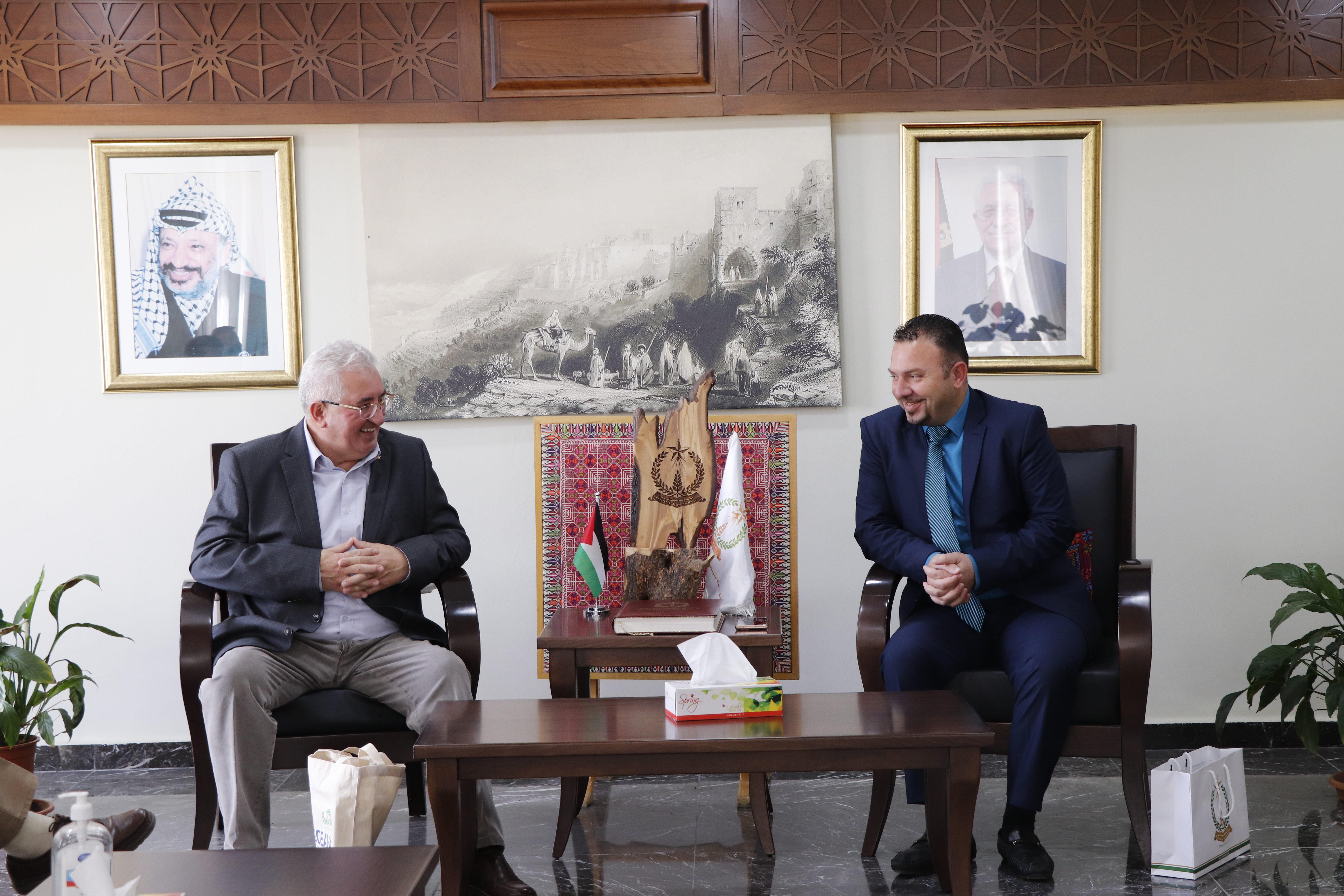 رئيس بلدية بيت لحم يستقبل رئيس بلدية سوتشافا الرومانية ويبحثان سبل التعاون المشترك