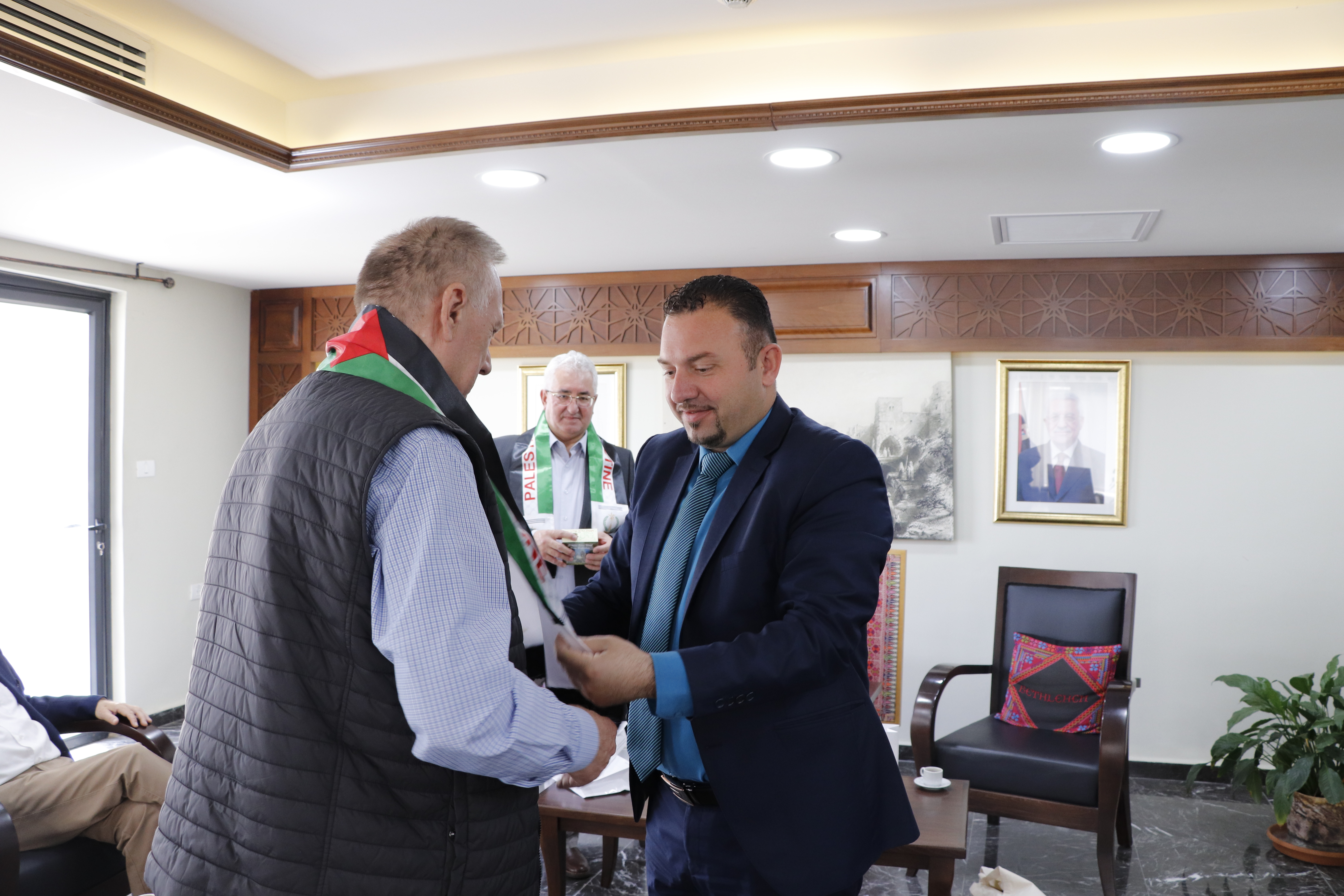 رئيس بلدية بيت لحم يستقبل رئيس بلدية سوتشافا الرومانية ويبحثان سبل التعاون المشترك