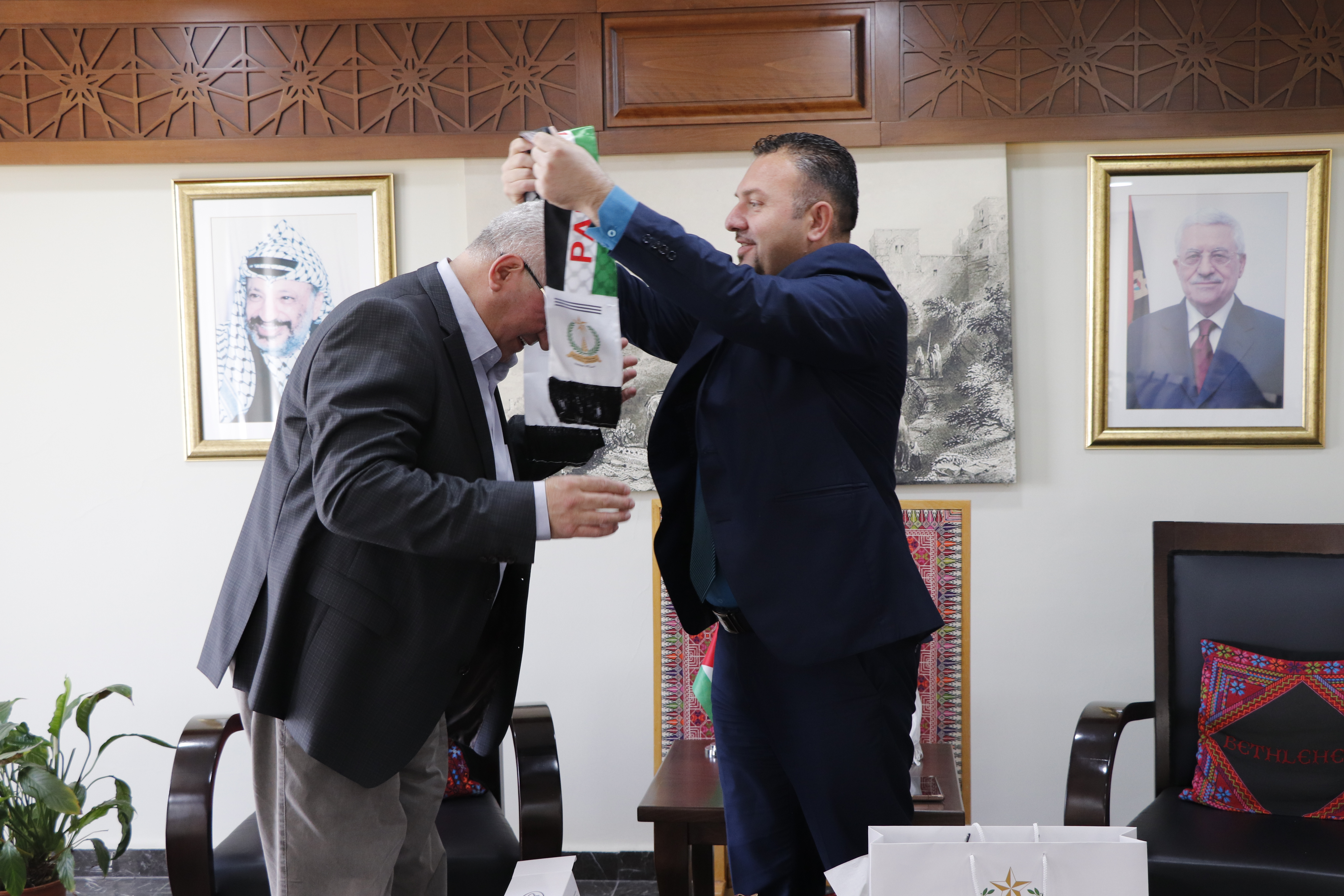 رئيس بلدية بيت لحم يستقبل رئيس بلدية سوتشافا الرومانية ويبحثان سبل التعاون المشترك