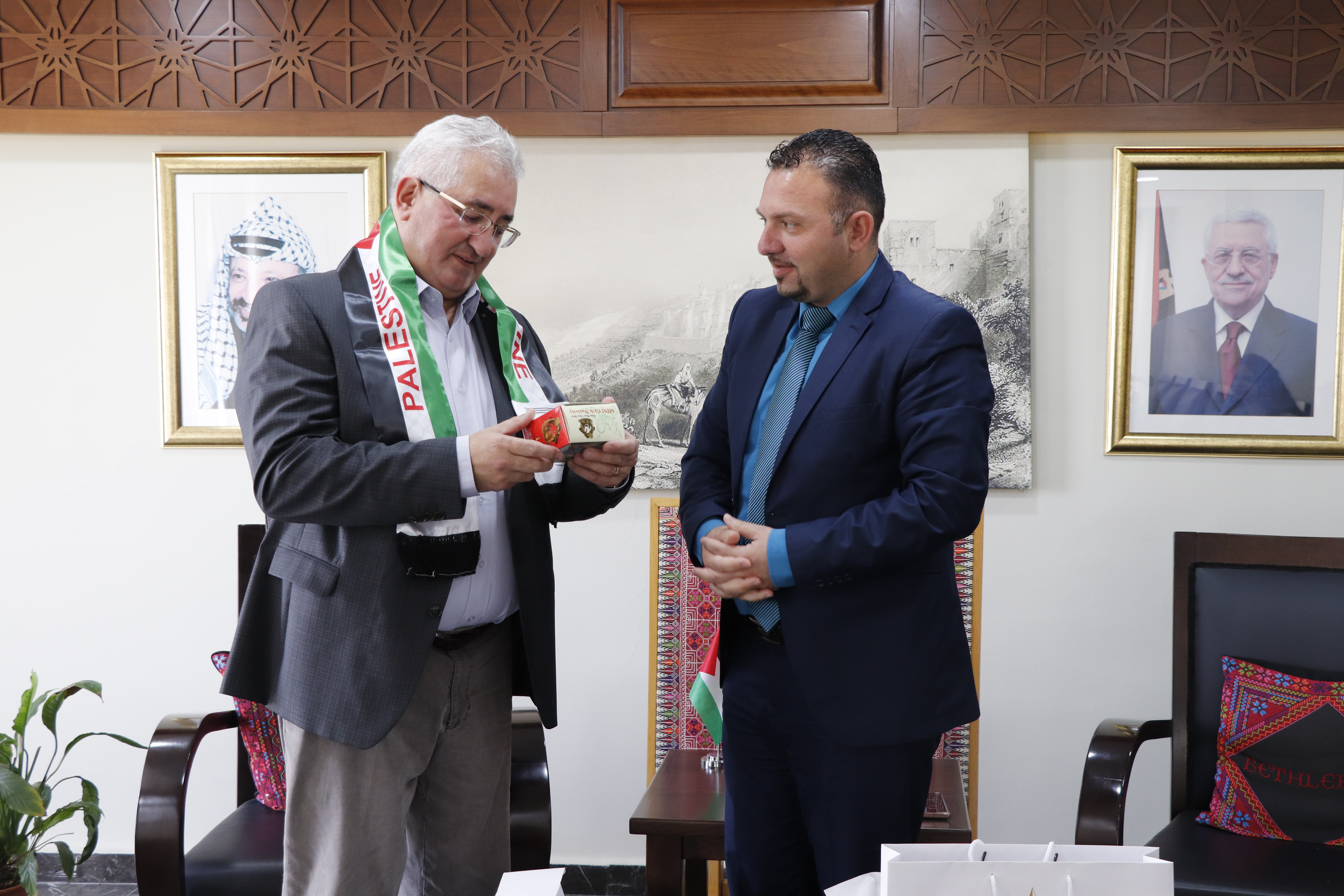 رئيس بلدية بيت لحم يستقبل رئيس بلدية سوتشافا الرومانية ويبحثان سبل التعاون المشترك