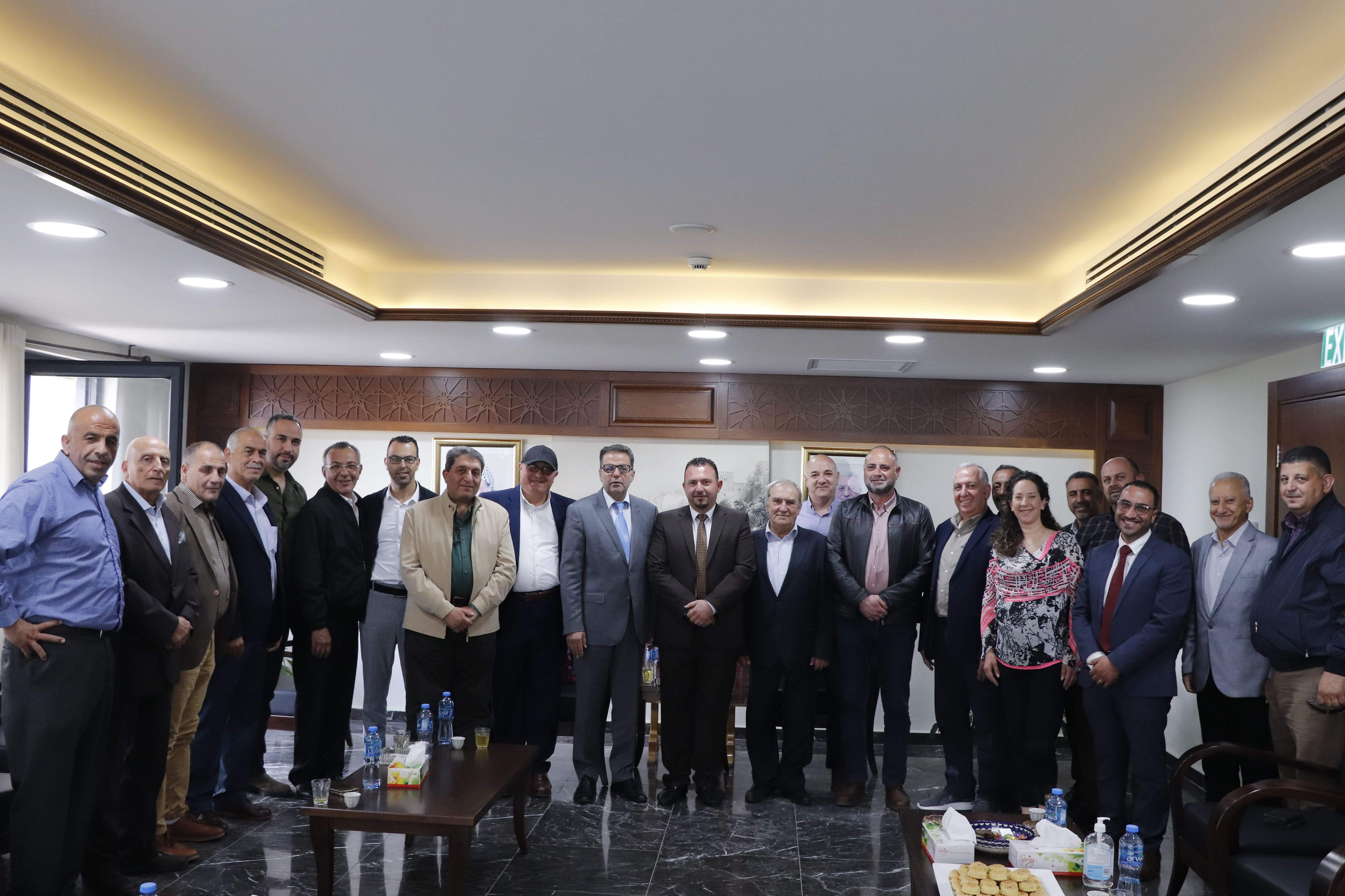 ممثلو الجمعية الخيرية الوطنية الأرثوذكسية، والجمعية الأنطونية الخيرية البيتلحمية، وجمعية مار أفرام للسريان الأرثوذكس يقدمون التهاني والتبريكات لرئيس وأعضاء مجلس بلدية بيت لحم المنتخبين