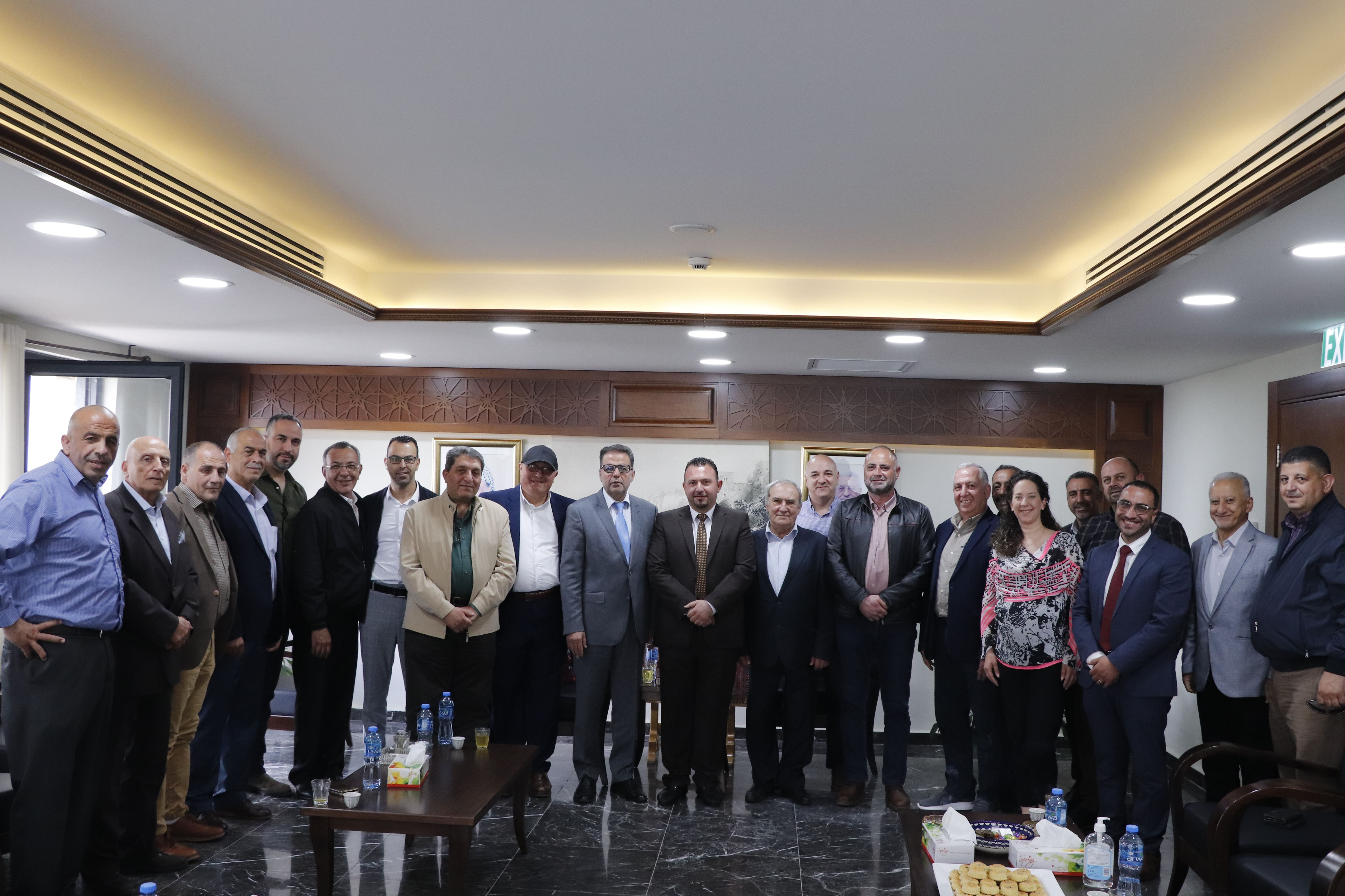 ممثلو الجمعية الخيرية الوطنية الأرثوذكسية، والجمعية الأنطونية الخيرية البيتلحمية، وجمعية مار أفرام للسريان الأرثوذكس يقدمون التهاني والتبريكات لرئيس وأعضاء مجلس بلدية بيت لحم المنتخبين