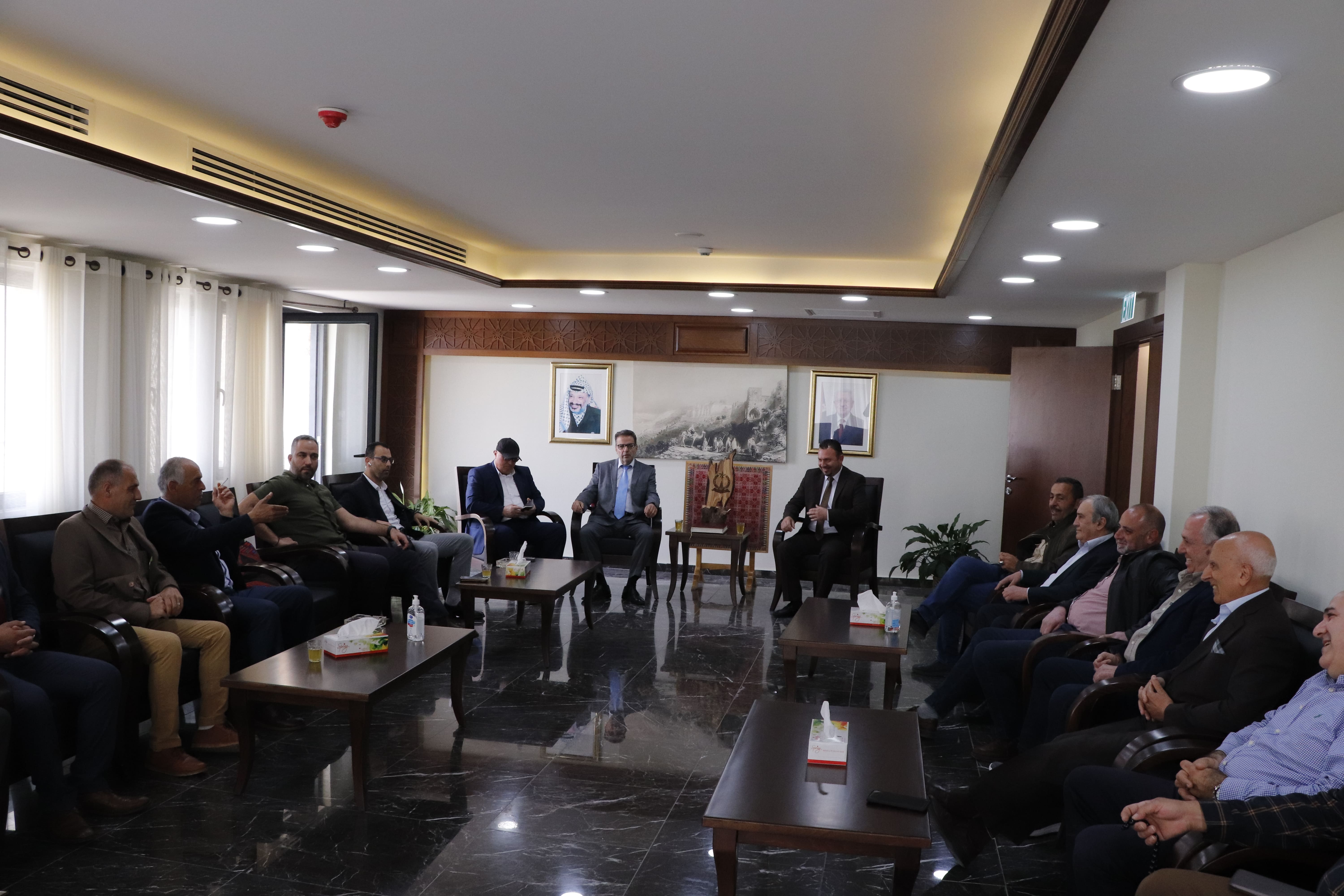 ممثلو الجمعية الخيرية الوطنية الأرثوذكسية، والجمعية الأنطونية الخيرية البيتلحمية، وجمعية مار أفرام للسريان الأرثوذكس يقدمون التهاني والتبريكات لرئيس وأعضاء مجلس بلدية بيت لحم المنتخبين