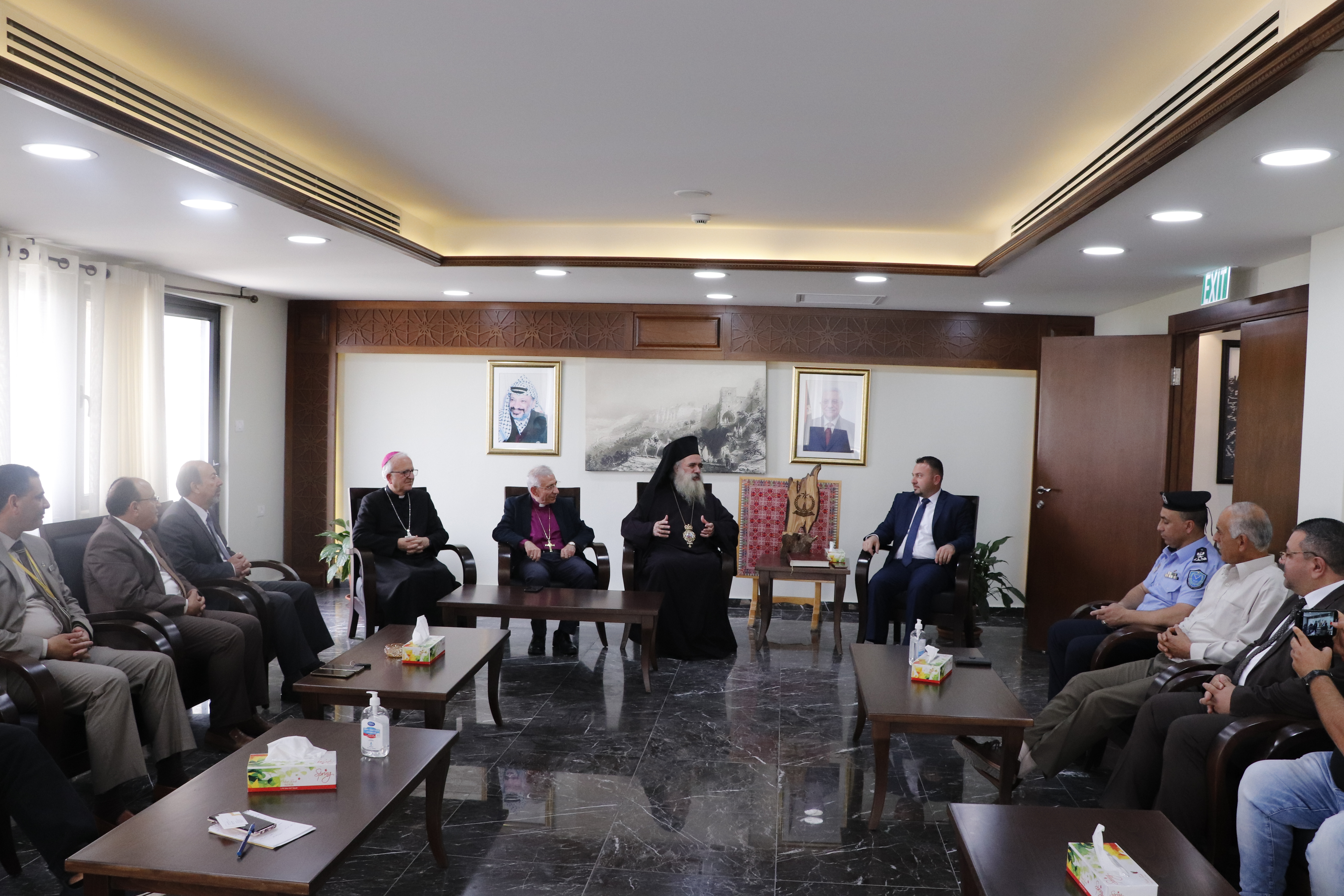 حنانيا يستقبل رجال الدين في دار بلدية بيت لحم ويؤكد على أهمية بيت لحم كنافذة لدولة فلسطين على العالم أجمع