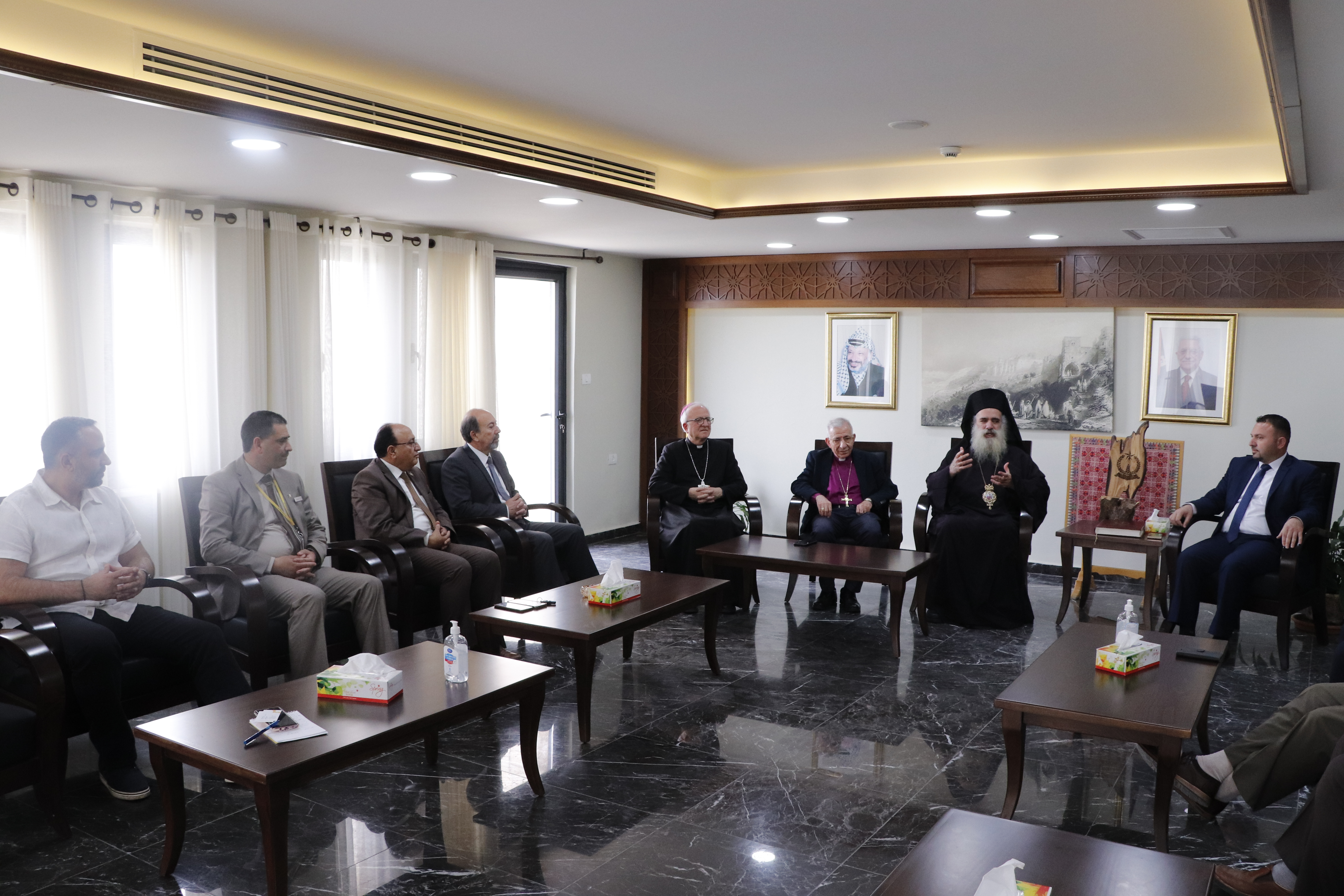 حنانيا يستقبل رجال الدين في دار بلدية بيت لحم ويؤكد على أهمية بيت لحم كنافذة لدولة فلسطين على العالم أجمع