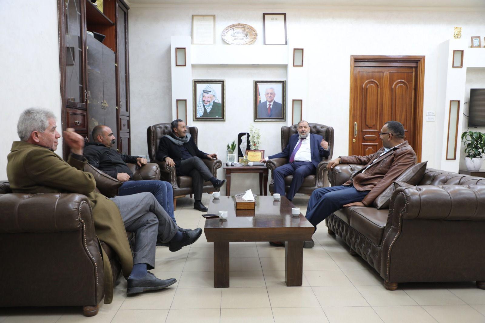 زيارة عضو المجلس البلدي لدار بلدية الخليل للإطلاع على تجربة بلدية الخليل في في مجال التحكم الذكي بالإشارات الضوئية