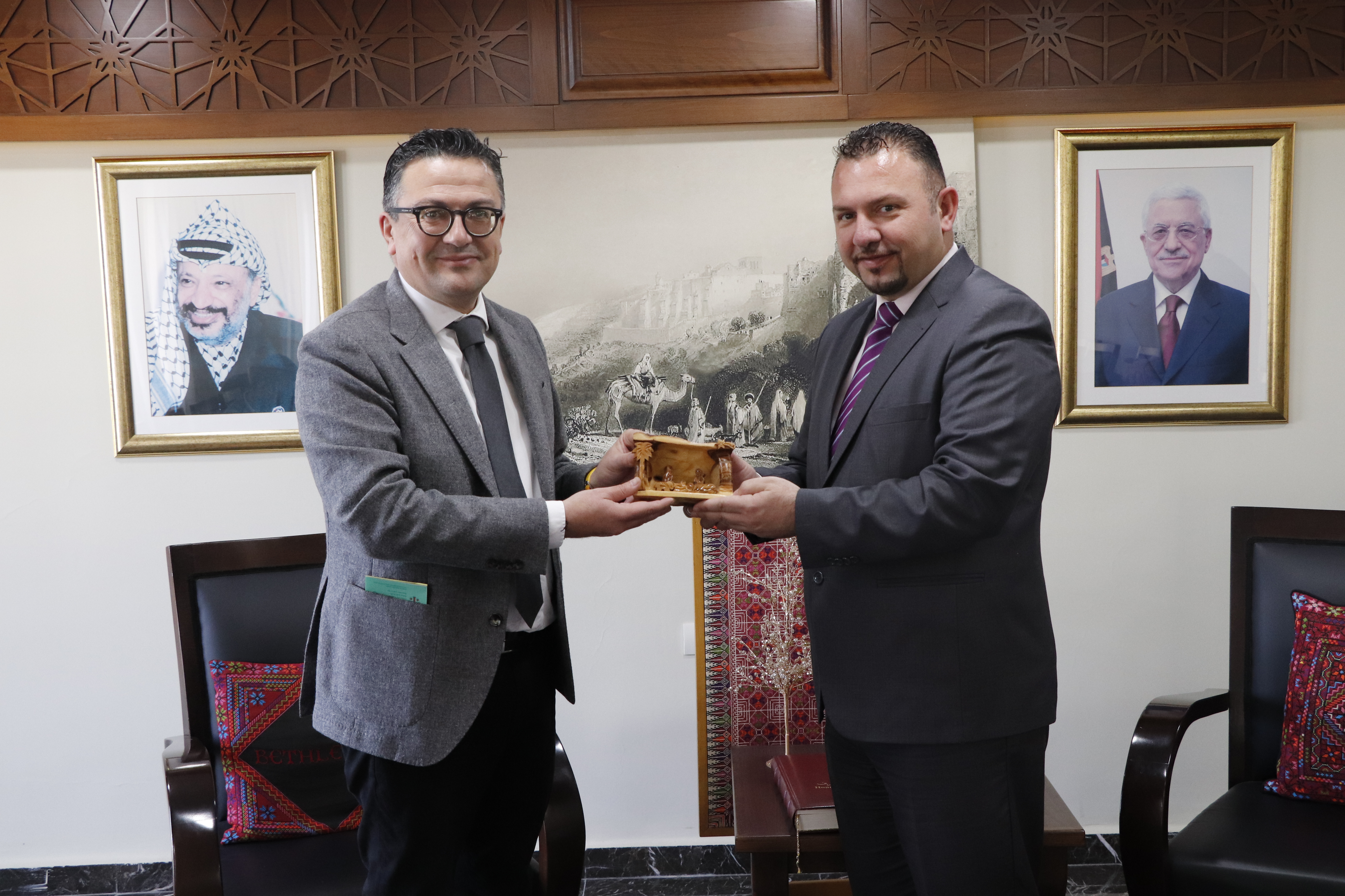 ضمن اتفاقية التوأمة التي تم توقيعها مؤخرا من قبل رئيس بلدية بيت لحم الأستاذ حنا حنانيا ورئيس بلدية كالتاجيرونيه السيد فابيو روكوزو في مدينة كالتاجيرونيه والتي تُسطر علاقة الشراكة والصداقة والتعاون بين الشعب الفلسطيني والإيطالي.