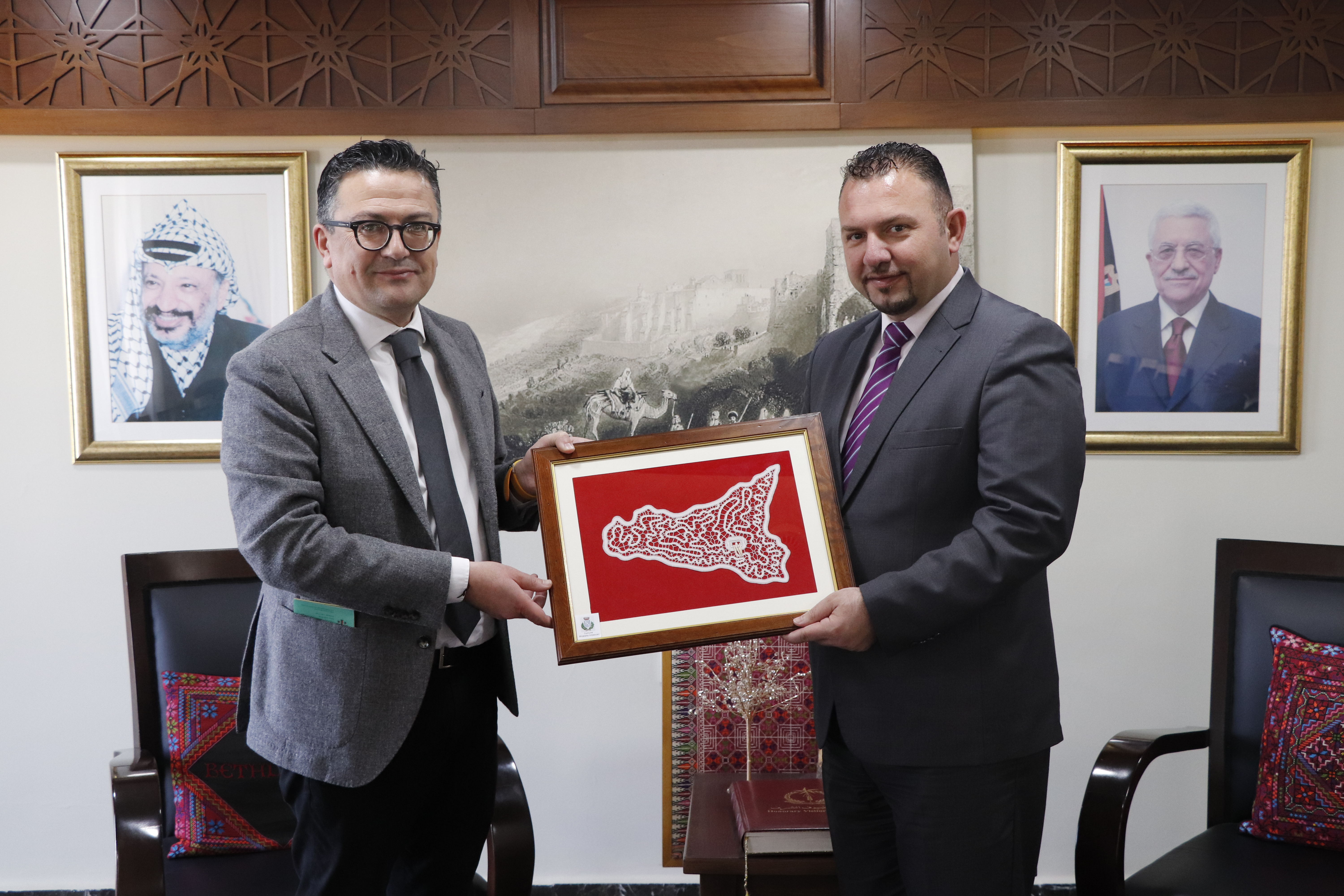 ضمن اتفاقية التوأمة التي تم توقيعها مؤخرا من قبل رئيس بلدية بيت لحم الأستاذ حنا حنانيا ورئيس بلدية كالتاجيرونيه السيد فابيو روكوزو في مدينة كالتاجيرونيه والتي تُسطر علاقة الشراكة والصداقة والتعاون بين الشعب الفلسطيني والإيطالي.