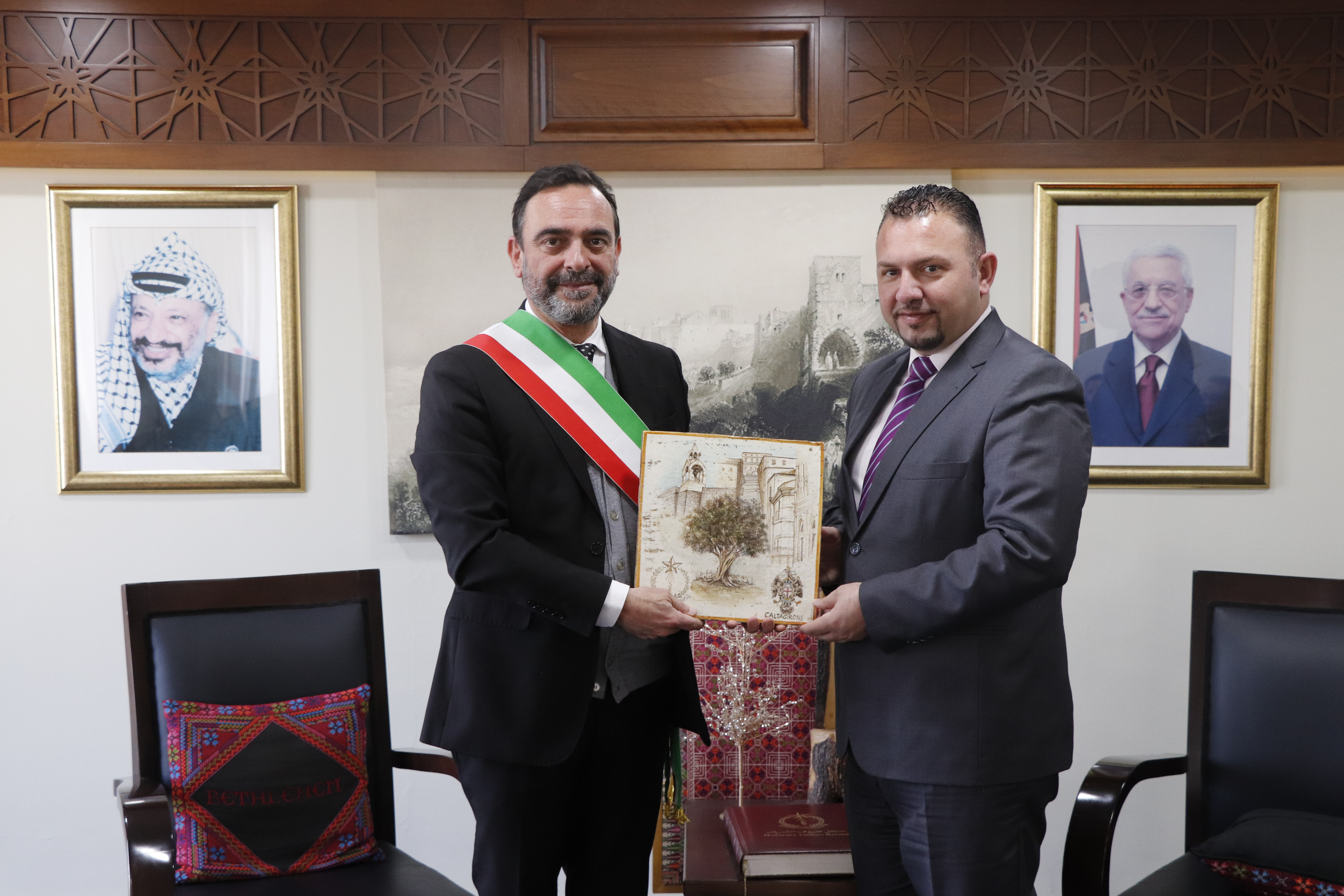 ضمن اتفاقية التوأمة التي تم توقيعها مؤخرا من قبل رئيس بلدية بيت لحم الأستاذ حنا حنانيا ورئيس بلدية كالتاجيرونيه السيد فابيو روكوزو في مدينة كالتاجيرونيه والتي تُسطر علاقة الشراكة والصداقة والتعاون بين الشعب الفلسطيني والإيطالي.