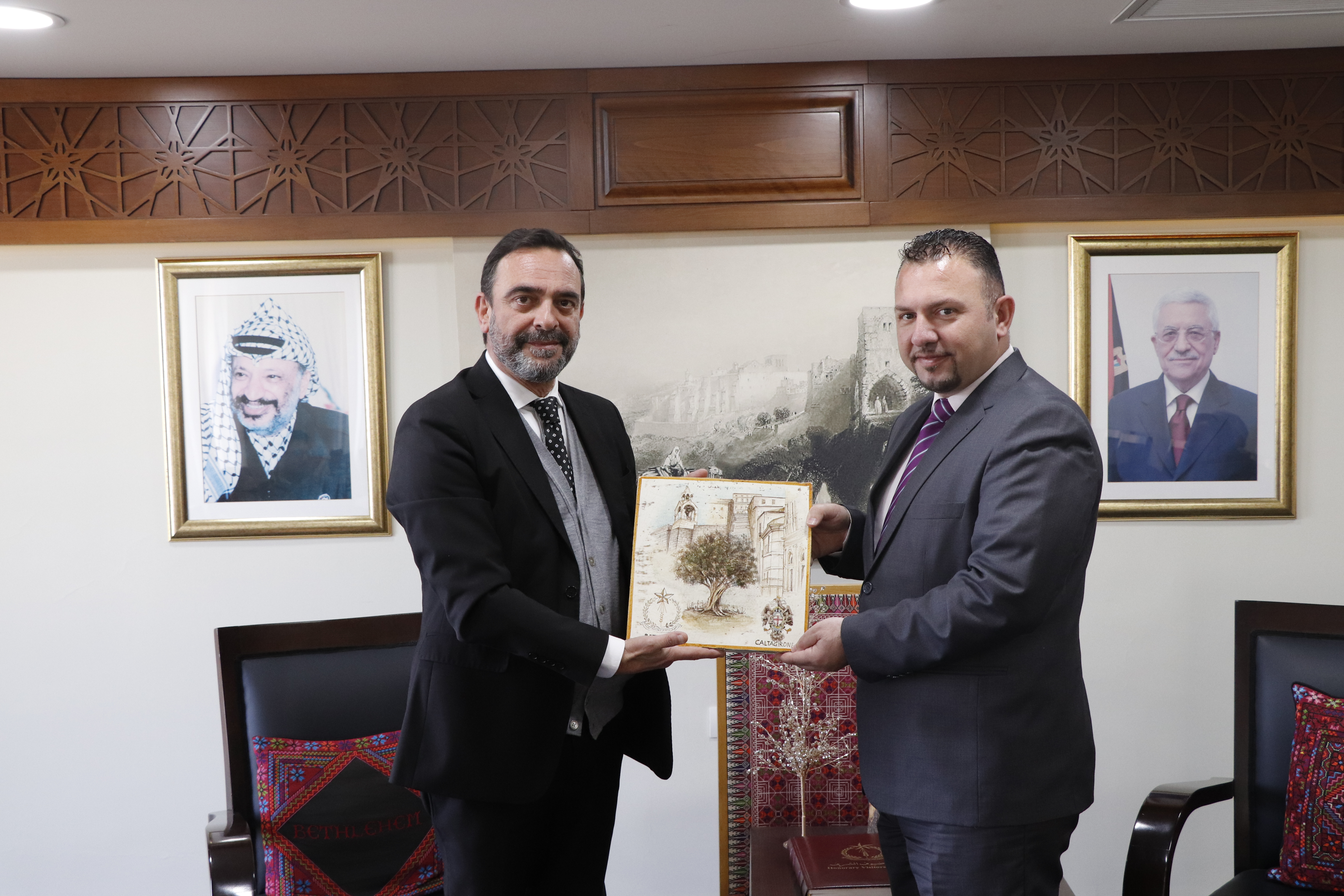 ضمن اتفاقية التوأمة التي تم توقيعها مؤخرا من قبل رئيس بلدية بيت لحم الأستاذ حنا حنانيا ورئيس بلدية كالتاجيرونيه السيد فابيو روكوزو في مدينة كالتاجيرونيه والتي تُسطر علاقة الشراكة والصداقة والتعاون بين الشعب الفلسطيني والإيطالي.