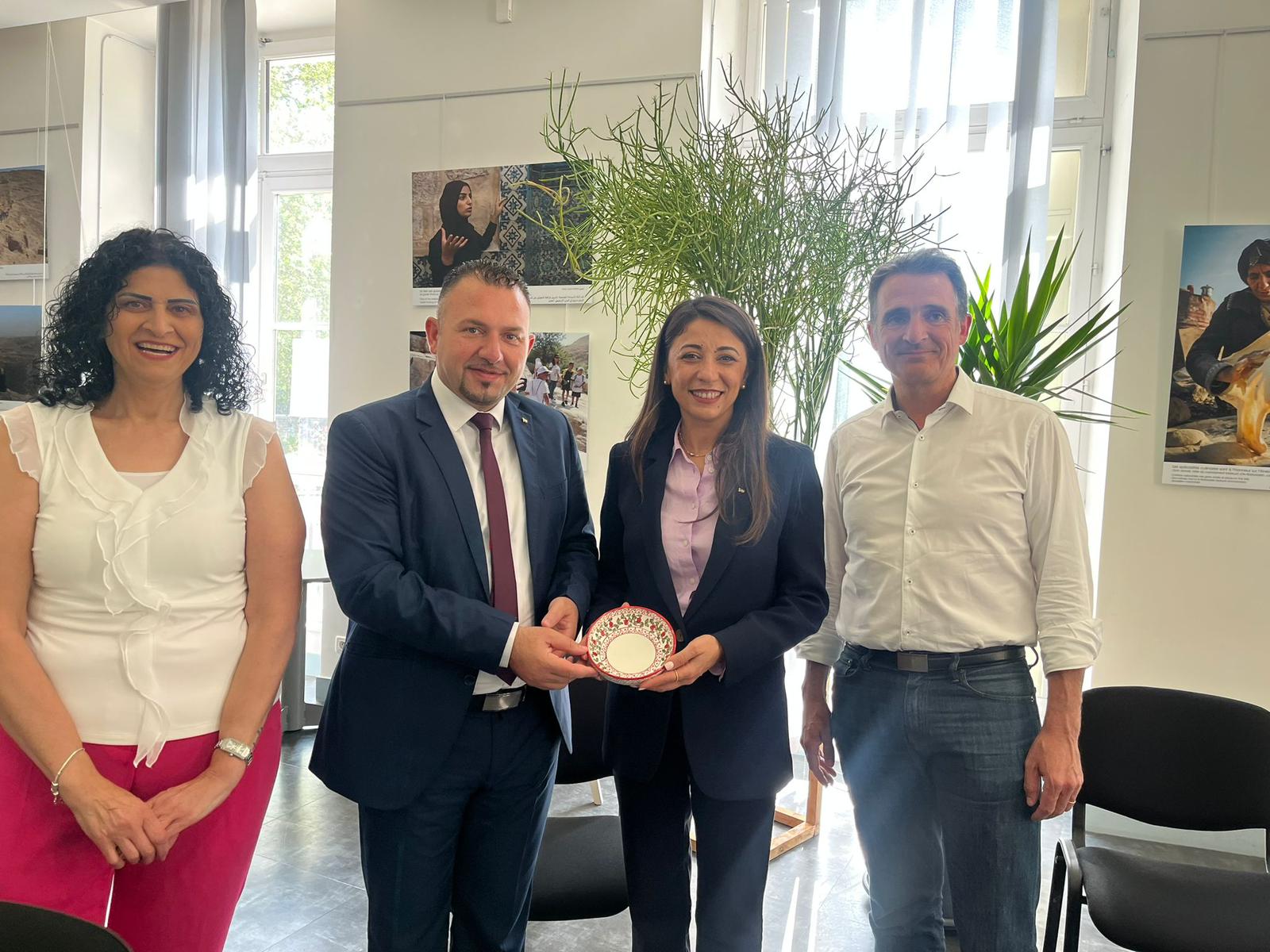 حنانيا يُطلق فعاليات شهر فلسطين في مدينة جرونوبل الفرنسية