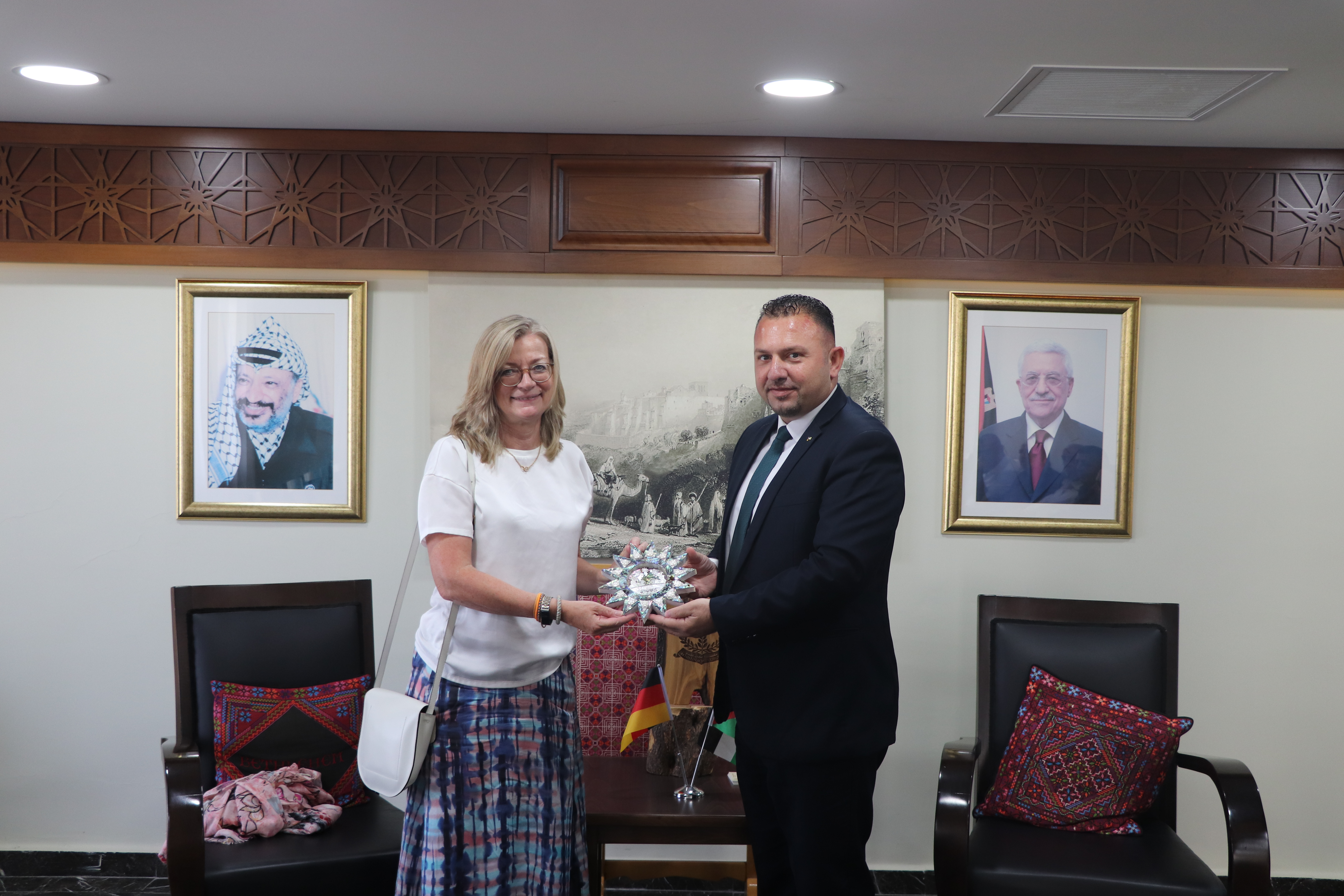 حنانيا يستقبل عضو المجلس التنفيذي في مجموعة بنك الائتمان لإعادة التنمية الألماني في مدينة بيت لحم لمناقشة واقع المدينة واحتياجاتها