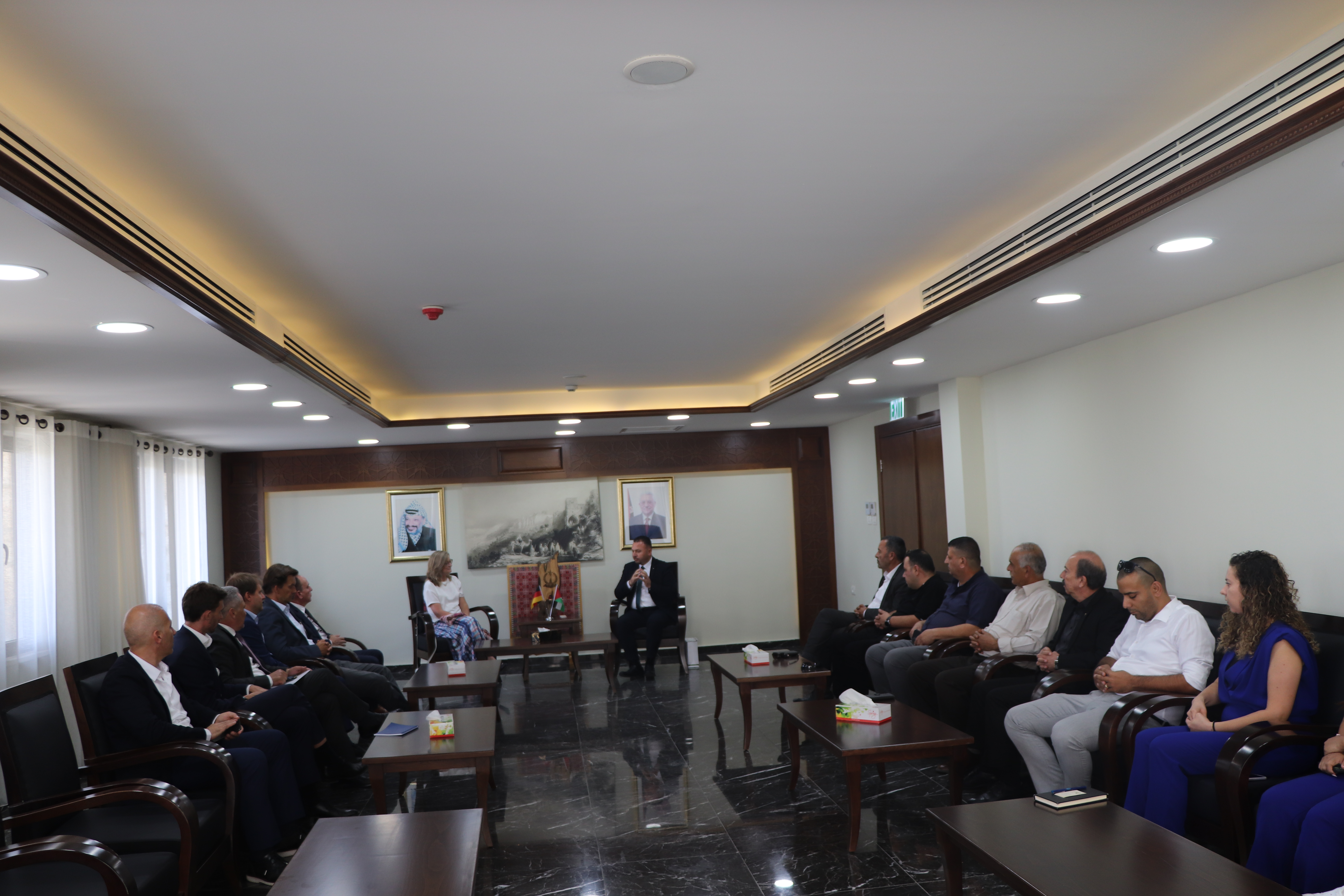 حنانيا يستقبل عضو المجلس التنفيذي في مجموعة بنك الائتمان لإعادة التنمية الألماني في مدينة بيت لحم لمناقشة واقع المدينة واحتياجاتها