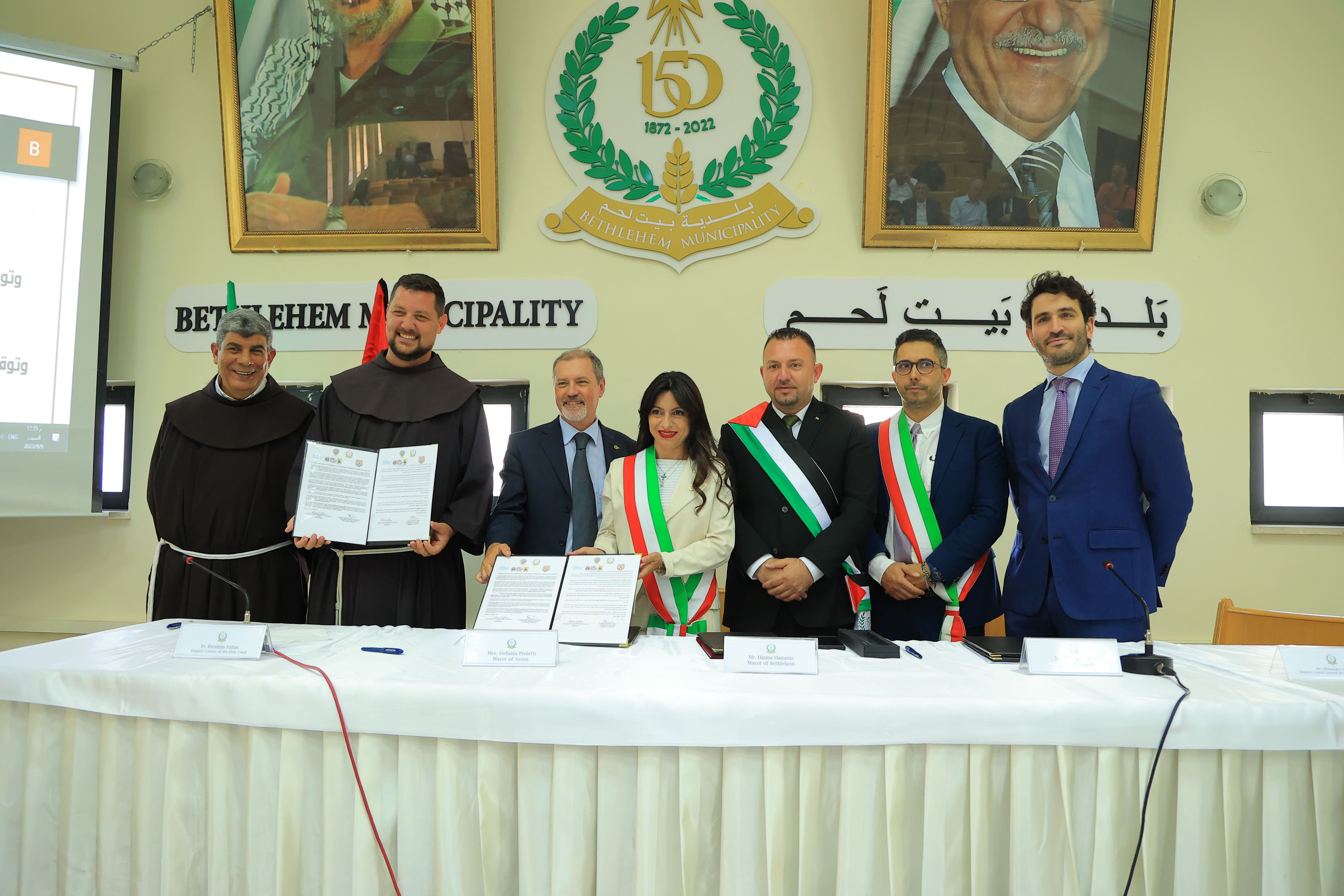 بلديات بيت لحم وغريتشو وآسيزي يحتفلون بتوقيع وثيقة إعلان تمسكهم بمبادئ وقيم السلام واتفاقيتان توأمة بين مؤسسات مدينة بيت لحم وغريتشو