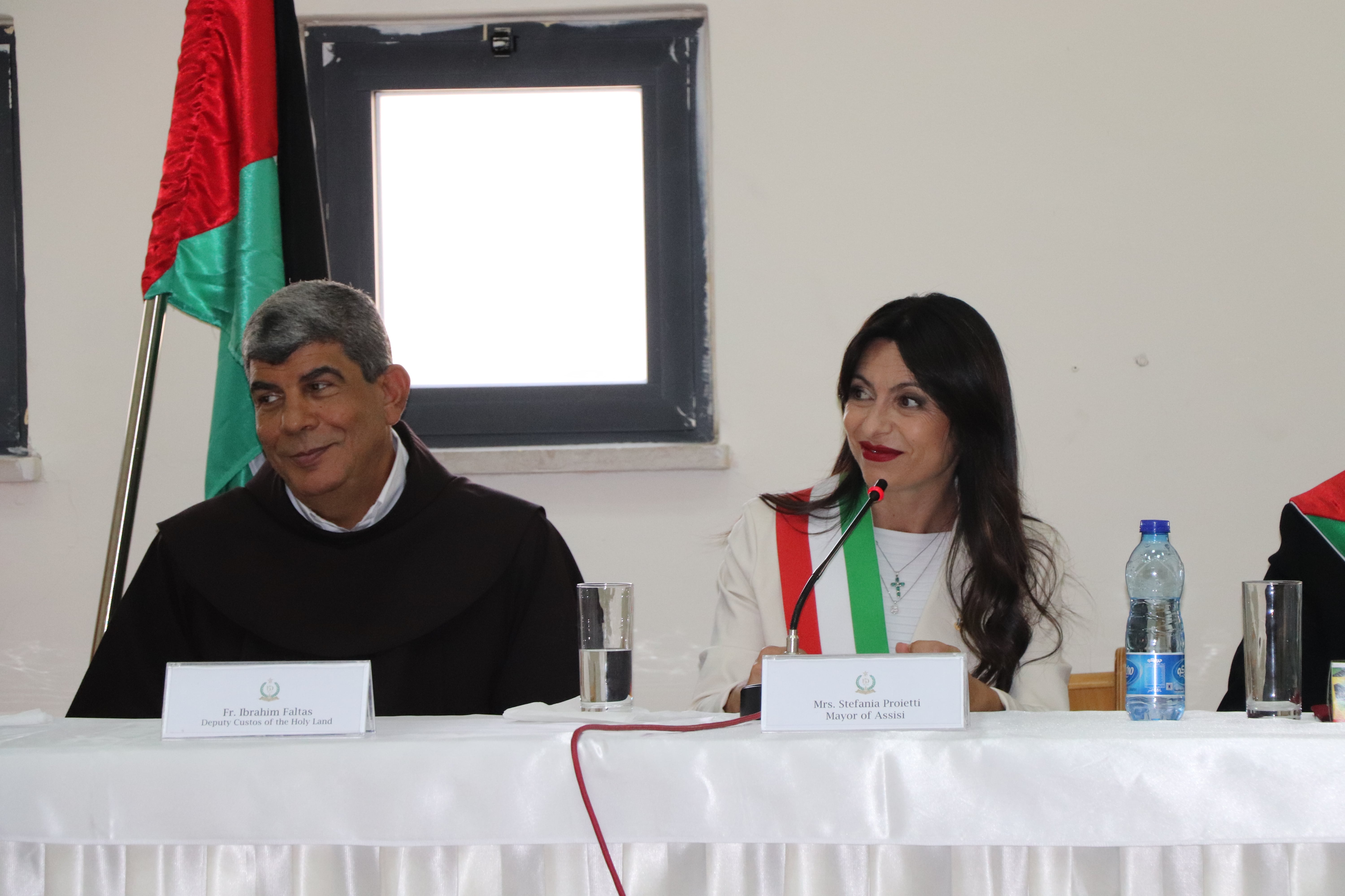 بلديات بيت لحم وغريتشو وآسيزي يحتفلون بتوقيع وثيقة إعلان تمسكهم بمبادئ وقيم السلام واتفاقيتان توأمة بين مؤسسات مدينة بيت لحم وغريتشو