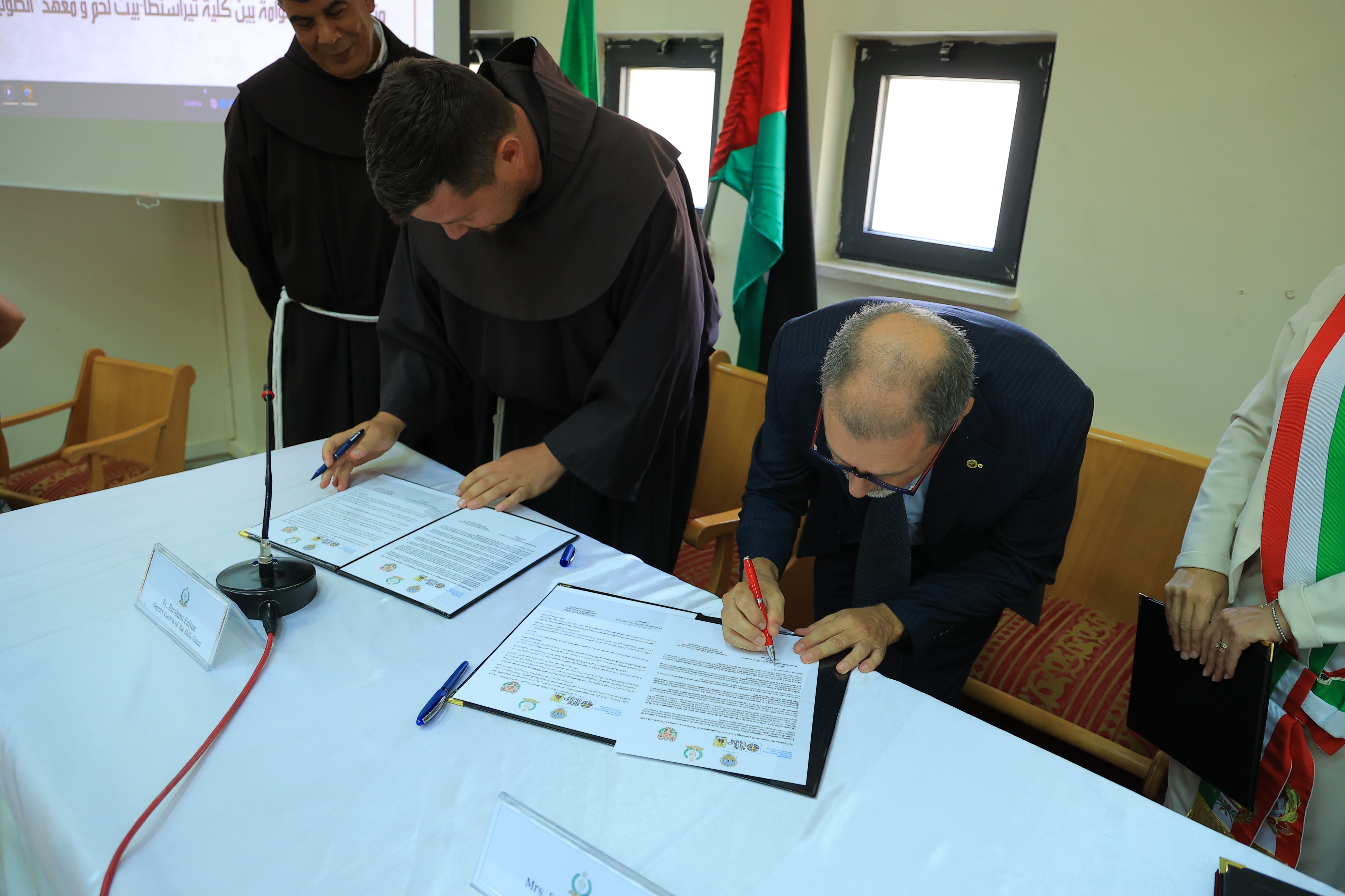 بلديات بيت لحم وغريتشو وآسيزي يحتفلون بتوقيع وثيقة إعلان تمسكهم بمبادئ وقيم السلام واتفاقيتان توأمة بين مؤسسات مدينة بيت لحم وغريتشو