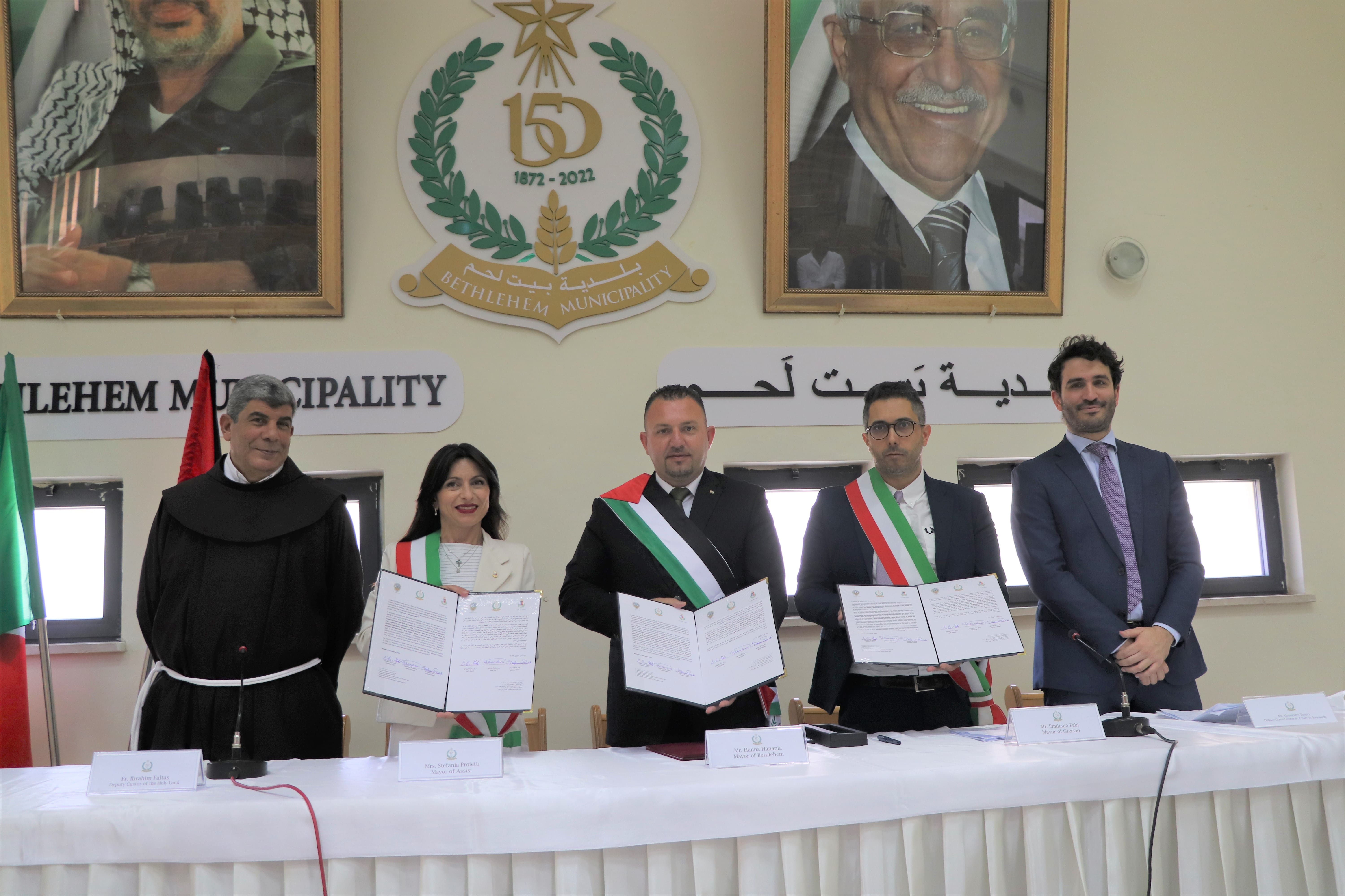 بلديات بيت لحم وغريتشو وآسيزي يحتفلون بتوقيع وثيقة إعلان تمسكهم بمبادئ وقيم السلام واتفاقيتان توأمة بين مؤسسات مدينة بيت لحم وغريتشو