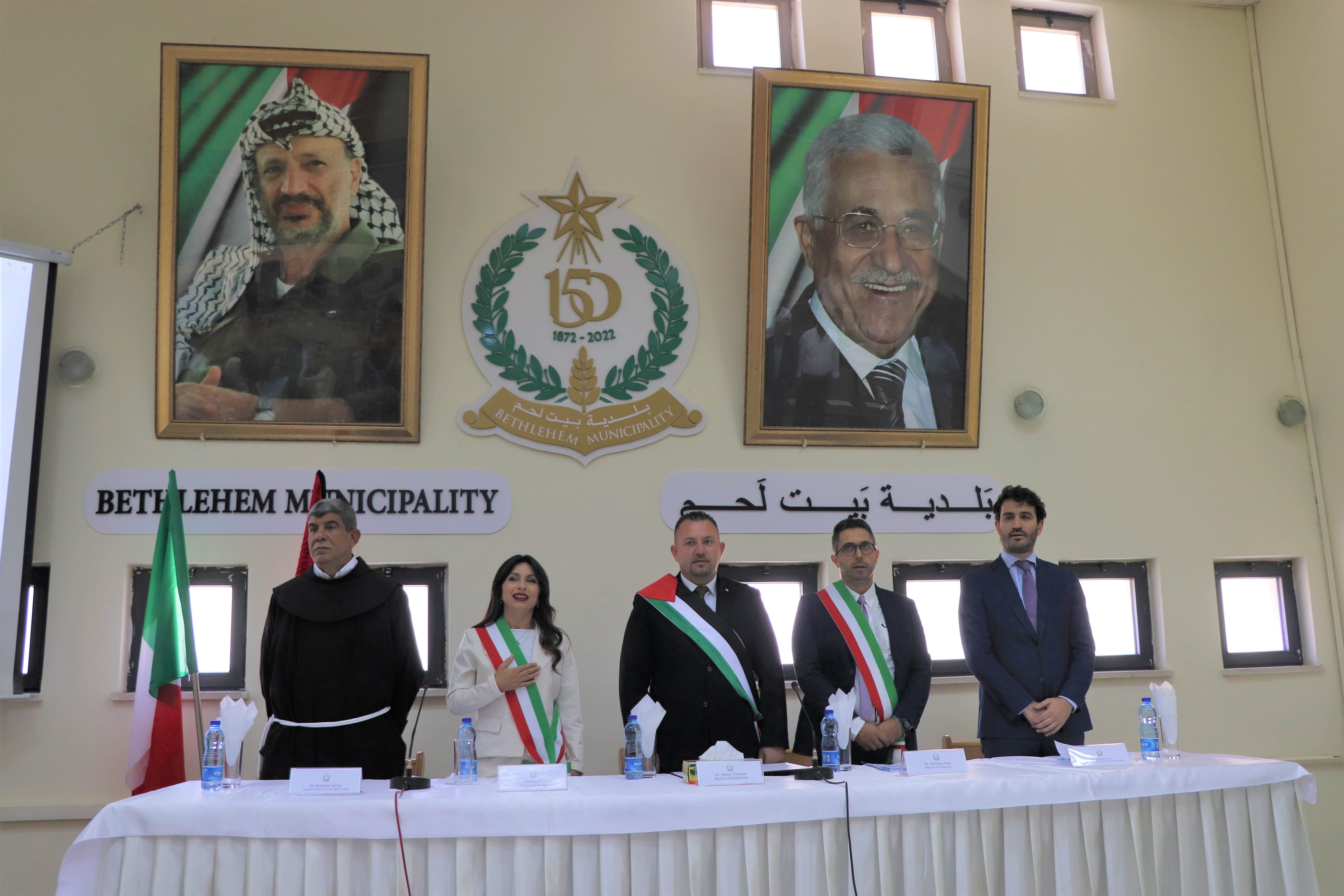 بلديات بيت لحم وغريتشو وآسيزي يحتفلون بتوقيع وثيقة إعلان تمسكهم بمبادئ وقيم السلام واتفاقيتان توأمة بين مؤسسات مدينة بيت لحم وغريتشو