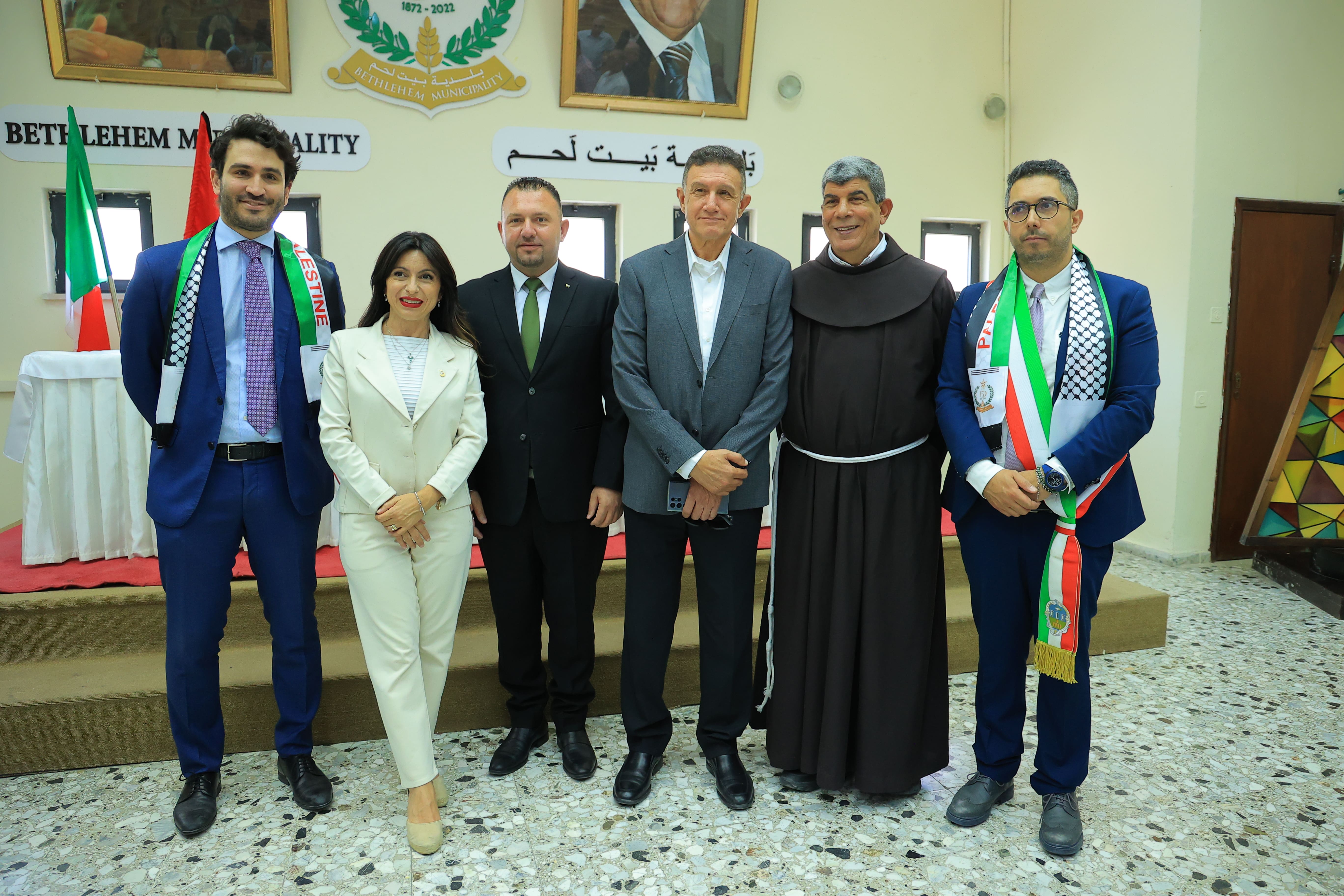 بلديات بيت لحم وغريتشو وآسيزي يحتفلون بتوقيع وثيقة إعلان تمسكهم بمبادئ وقيم السلام واتفاقيتان توأمة بين مؤسسات مدينة بيت لحم وغريتشو