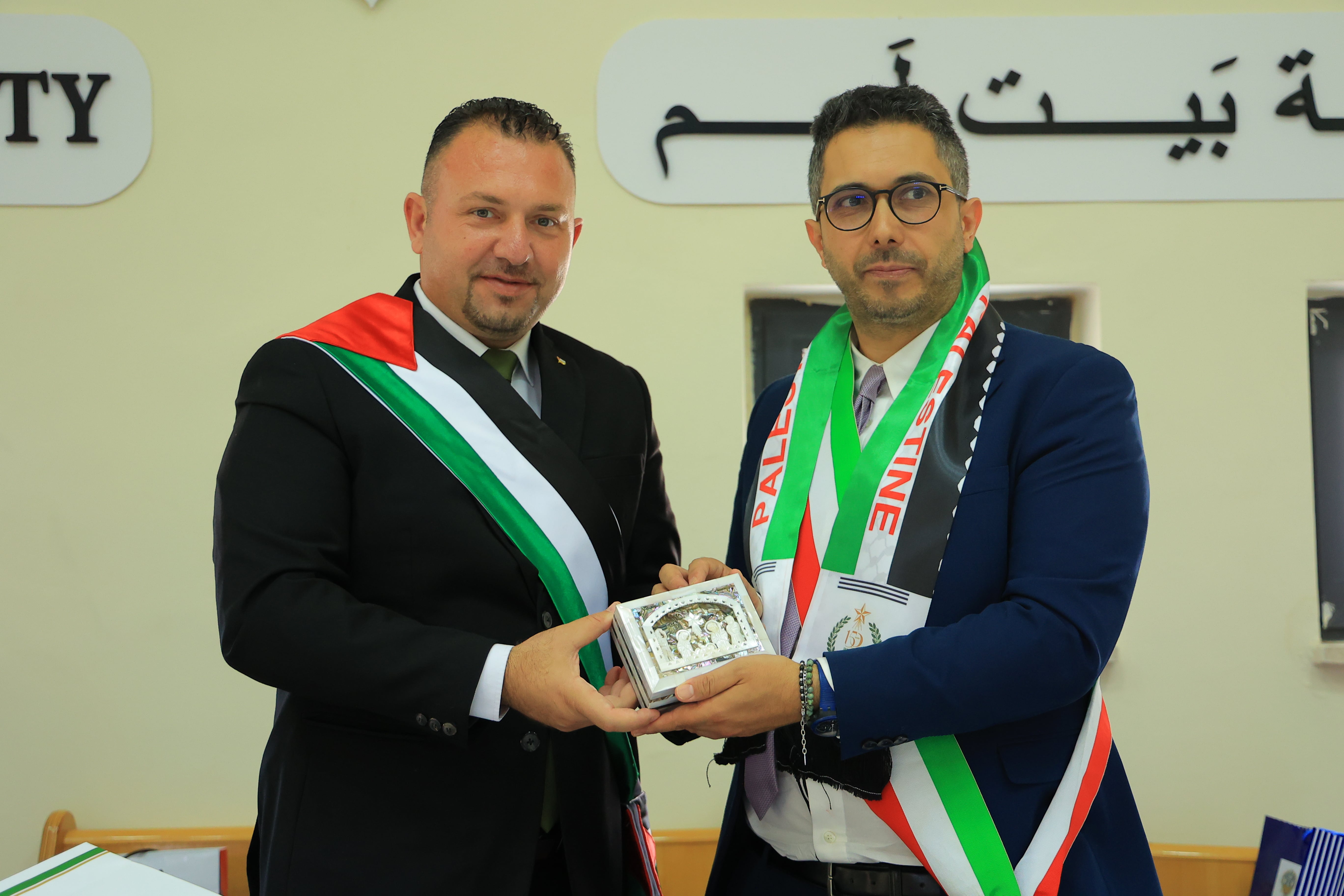 بلديات بيت لحم وغريتشو وآسيزي يحتفلون بتوقيع وثيقة إعلان تمسكهم بمبادئ وقيم السلام واتفاقيتان توأمة بين مؤسسات مدينة بيت لحم وغريتشو