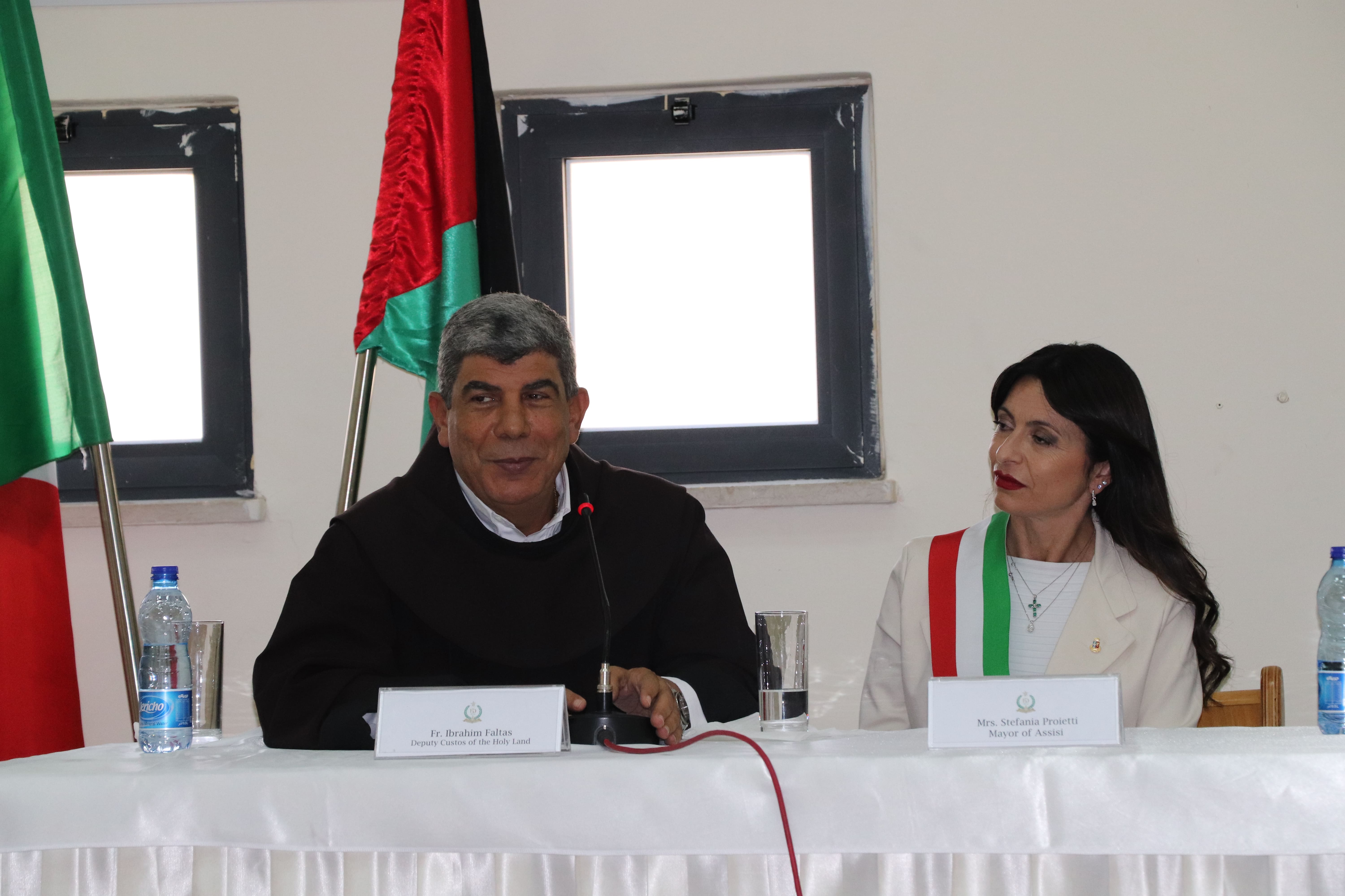 بلديات بيت لحم وغريتشو وآسيزي يحتفلون بتوقيع وثيقة إعلان تمسكهم بمبادئ وقيم السلام واتفاقيتان توأمة بين مؤسسات مدينة بيت لحم وغريتشو