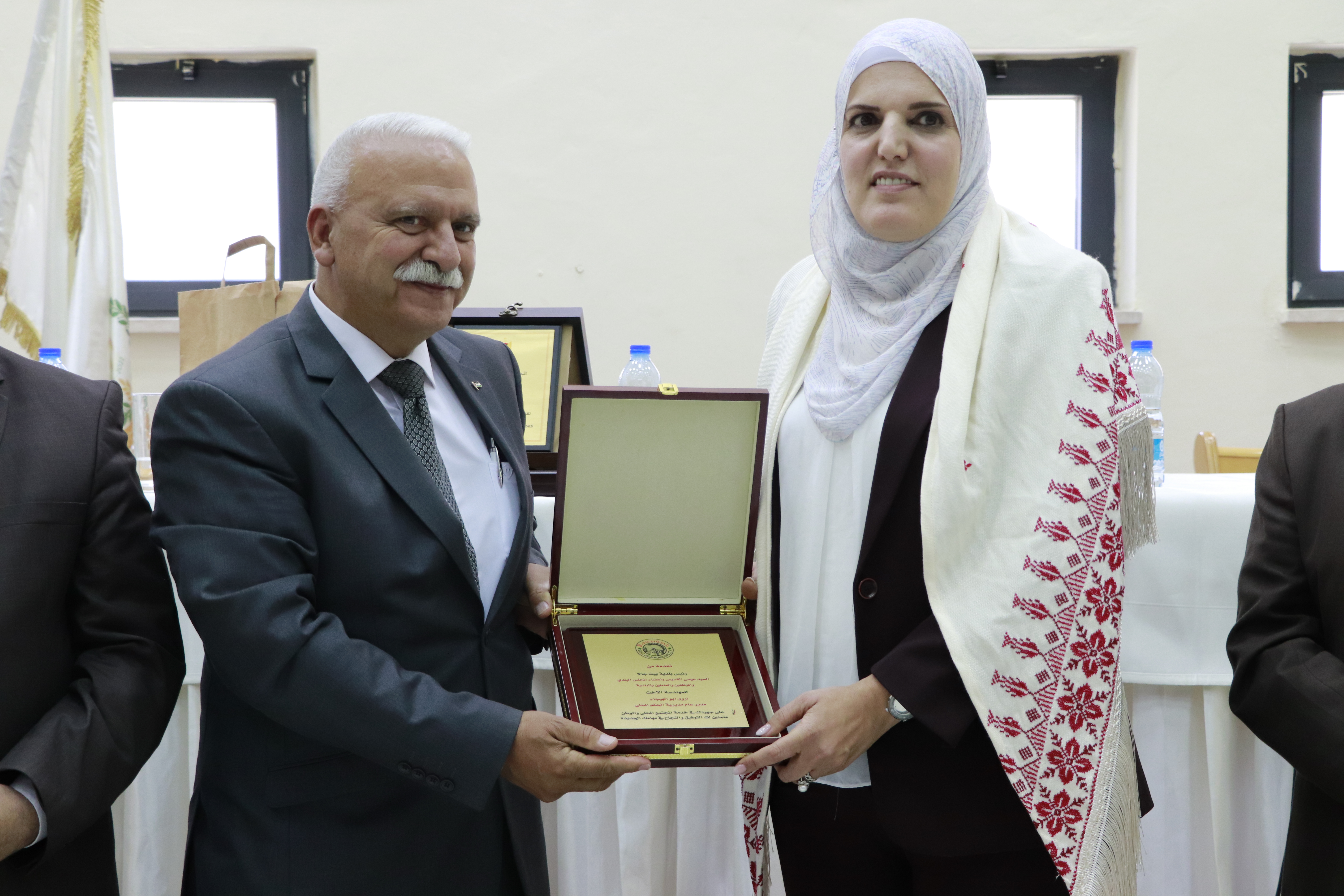 بلدية بيت لحم تحتفل بإنجازات المهندسة أروى أبو الهيجاء وتعلن استقبال المدير الجديد للحكم المحلي سليمان أبو مفرح