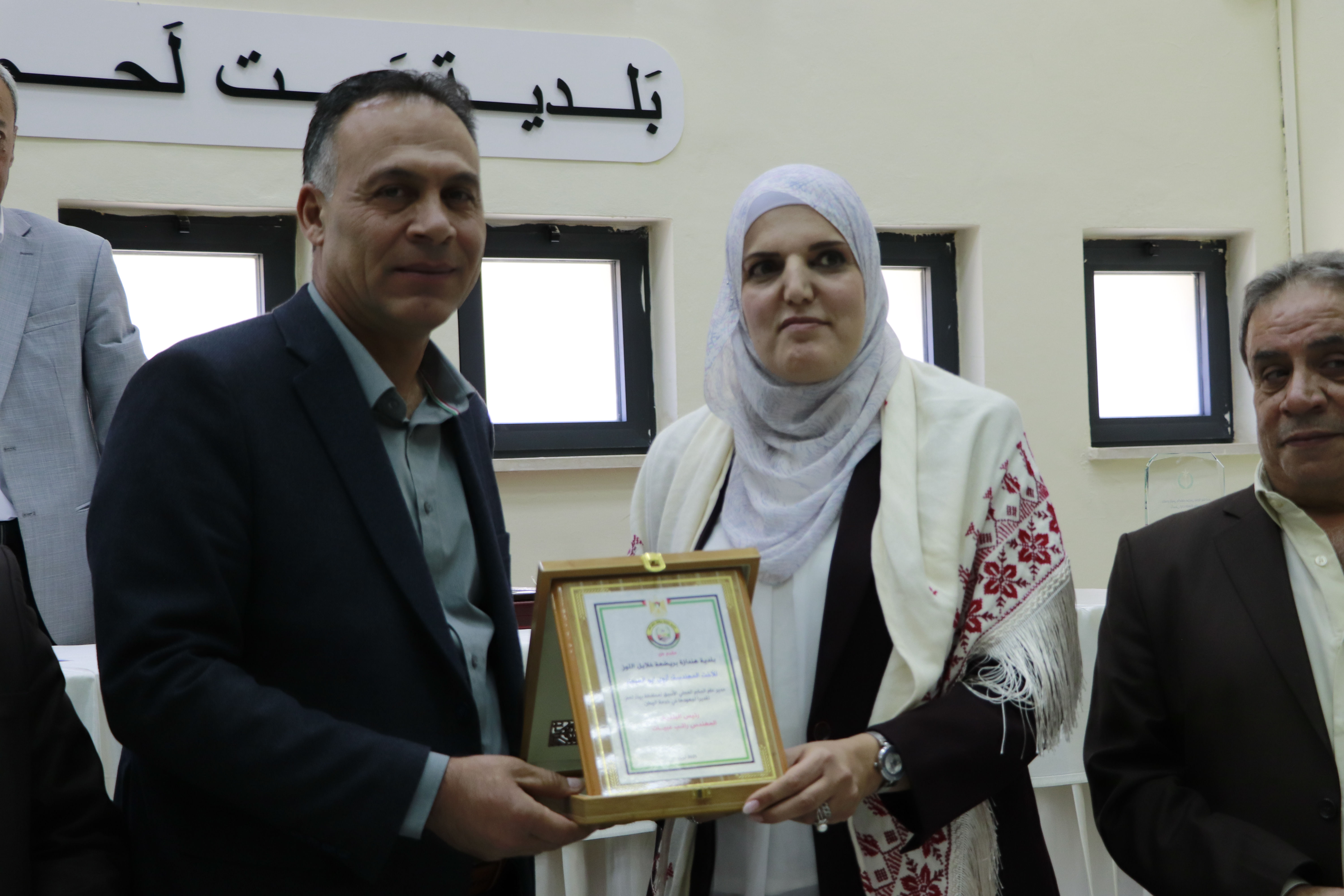 بلدية بيت لحم تحتفل بإنجازات المهندسة أروى أبو الهيجاء وتعلن استقبال المدير الجديد للحكم المحلي سليمان أبو مفرح