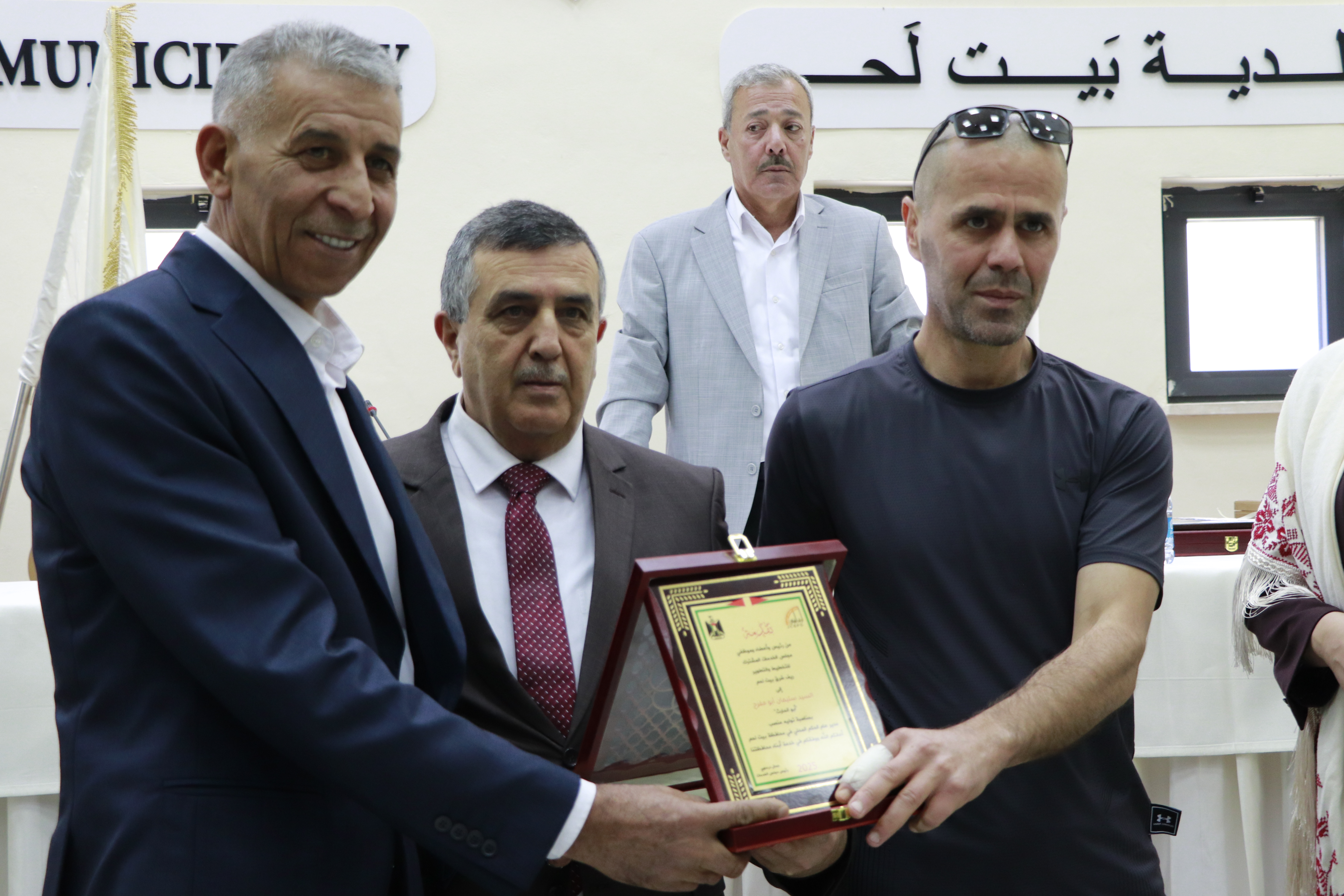 بلدية بيت لحم تحتفل بإنجازات المهندسة أروى أبو الهيجاء وتعلن استقبال المدير الجديد للحكم المحلي سليمان أبو مفرح