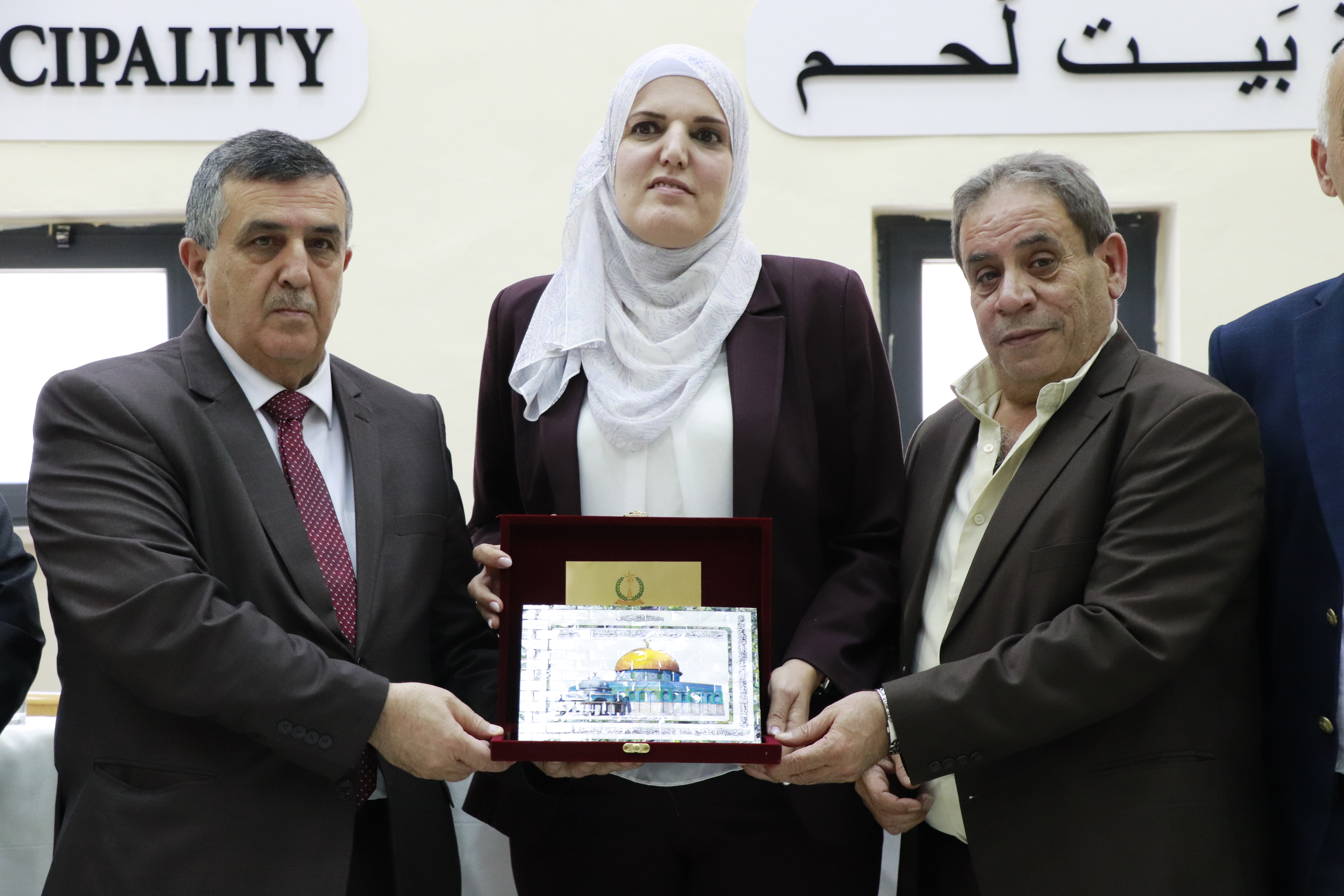 بلدية بيت لحم تحتفل بإنجازات المهندسة أروى أبو الهيجاء وتعلن استقبال المدير الجديد للحكم المحلي سليمان أبو مفرح