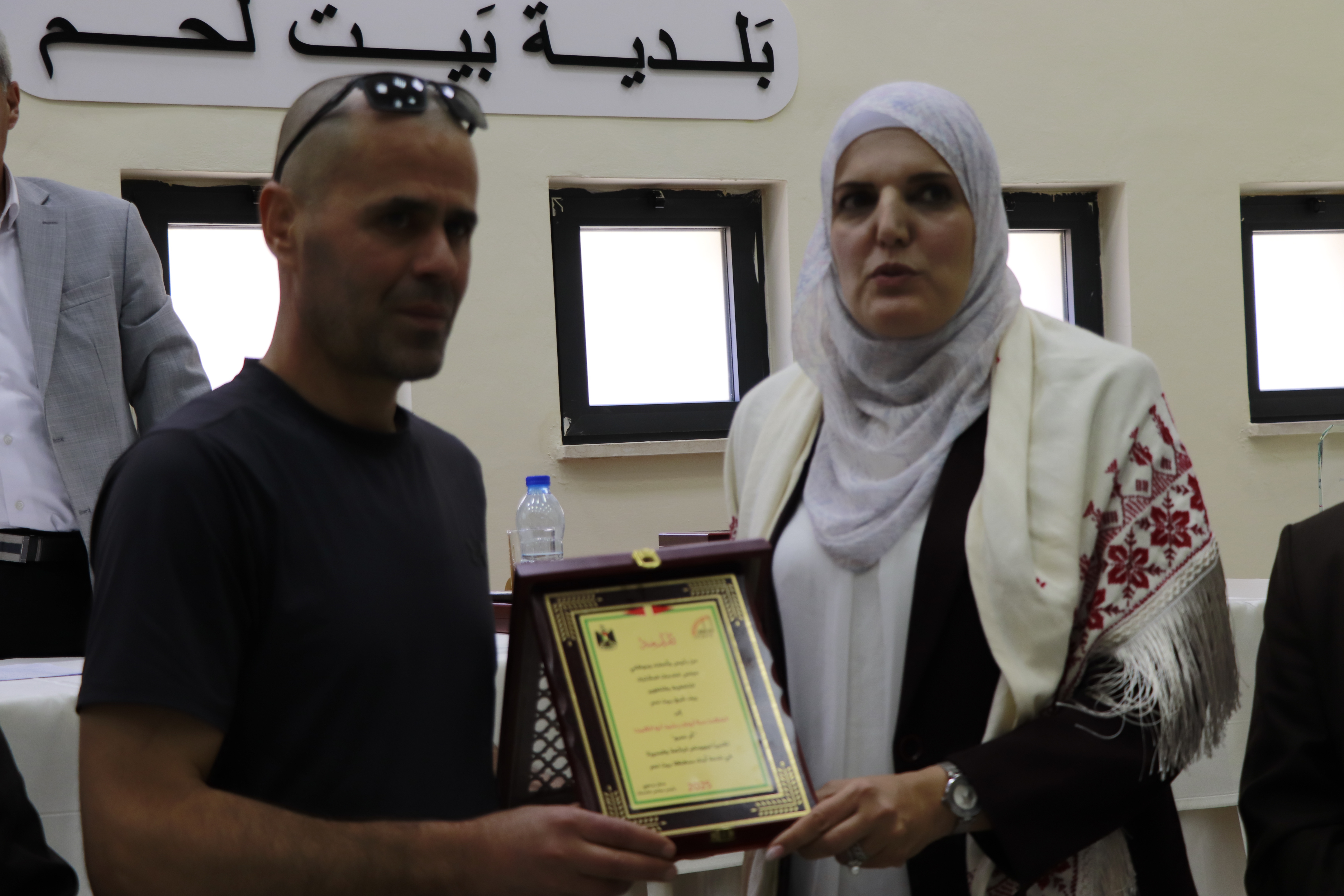 بلدية بيت لحم تحتفل بإنجازات المهندسة أروى أبو الهيجاء وتعلن استقبال المدير الجديد للحكم المحلي سليمان أبو مفرح