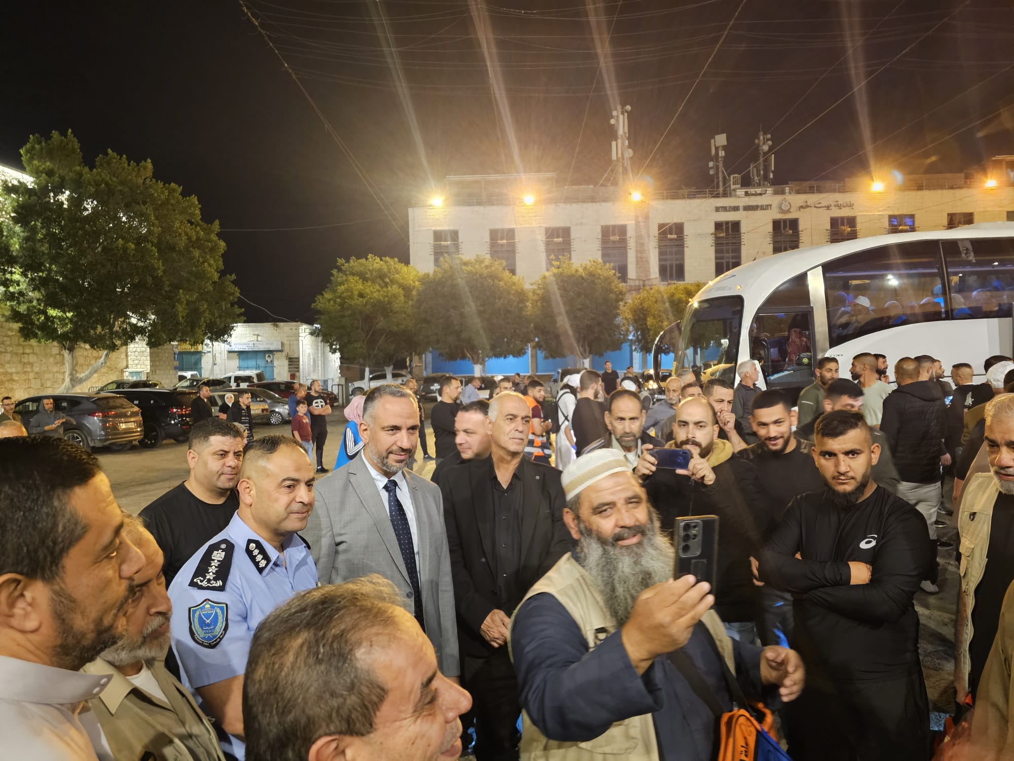 بمشاركة رئيس البلدية والمحافظ: توديع حجاج بيت لحم من ساحة المهد
