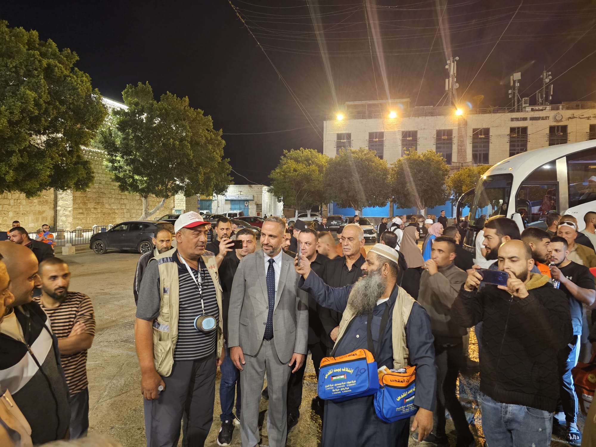 بمشاركة رئيس البلدية والمحافظ: توديع حجاج بيت لحم من ساحة المهد