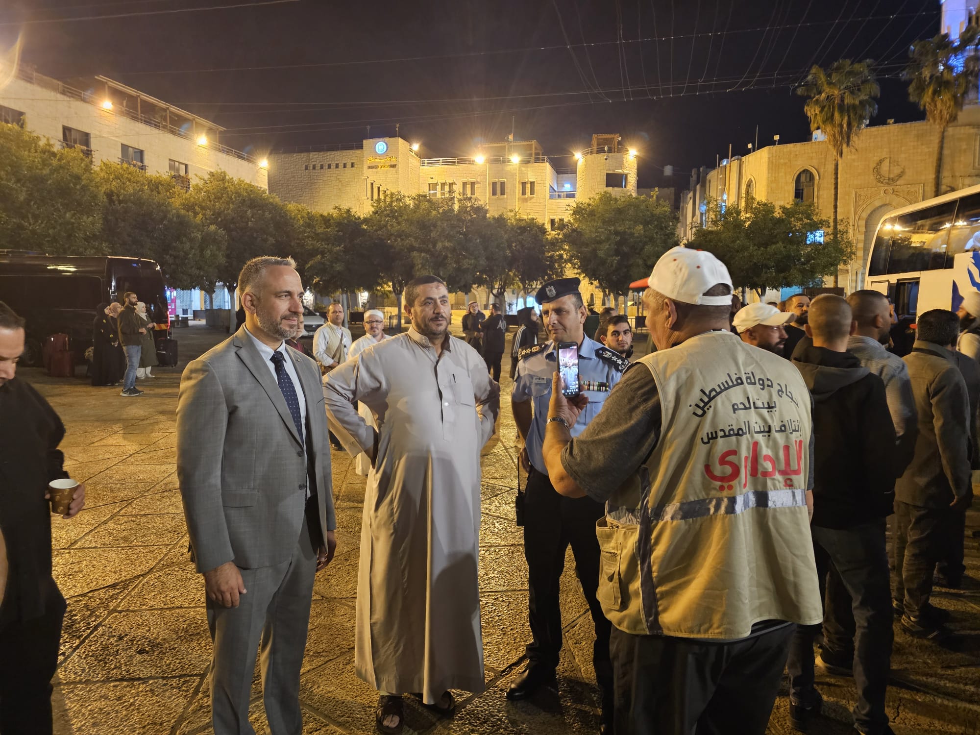 بمشاركة رئيس البلدية والمحافظ: توديع حجاج بيت لحم من ساحة المهد