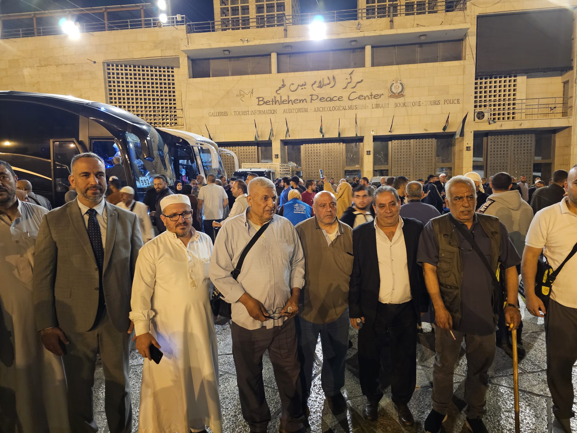 بمشاركة رئيس البلدية والمحافظ: توديع حجاج بيت لحم من ساحة المهد