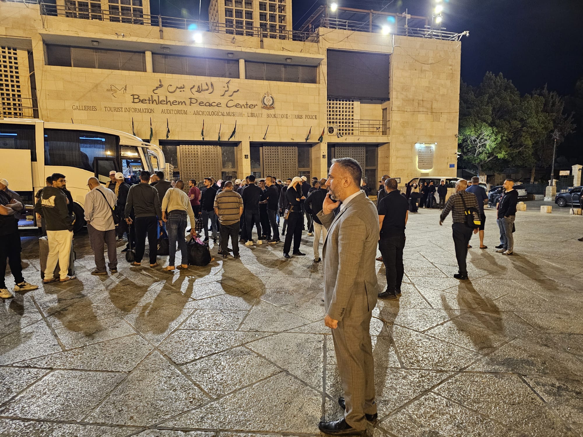 بمشاركة رئيس البلدية والمحافظ: توديع حجاج بيت لحم من ساحة المهد