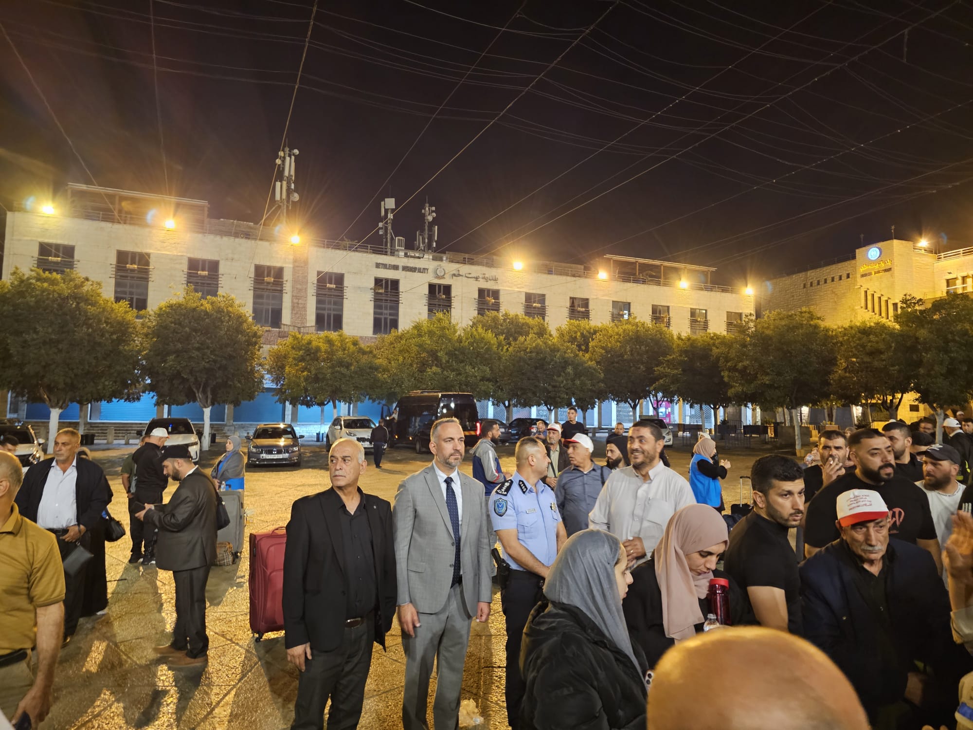 بمشاركة رئيس البلدية والمحافظ: توديع حجاج بيت لحم من ساحة المهد