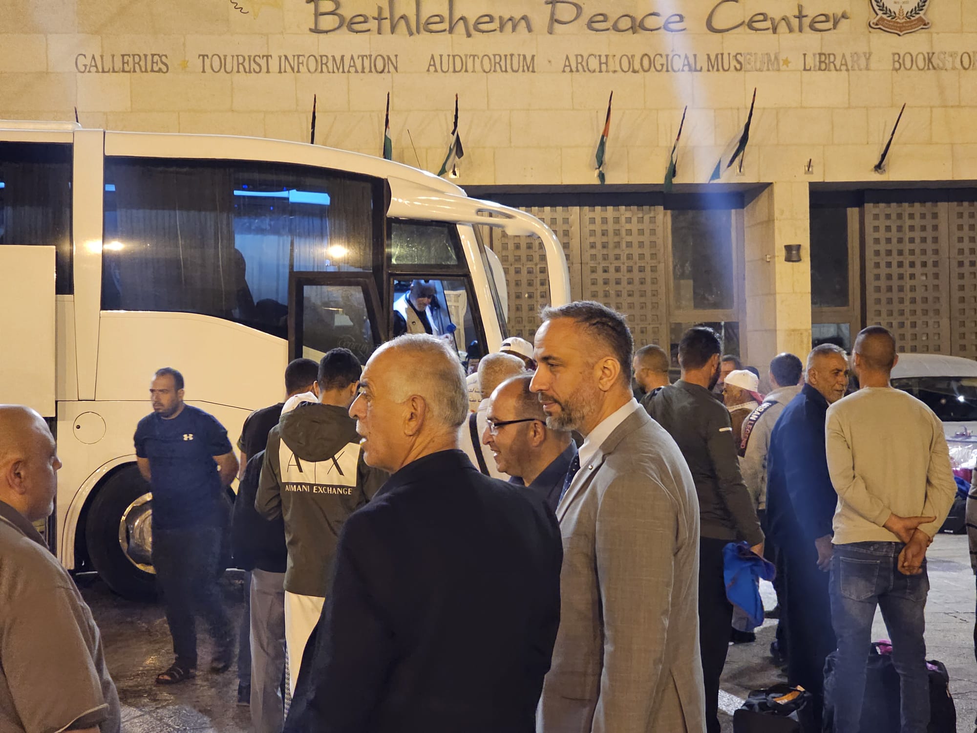 بمشاركة رئيس البلدية والمحافظ: توديع حجاج بيت لحم من ساحة المهد