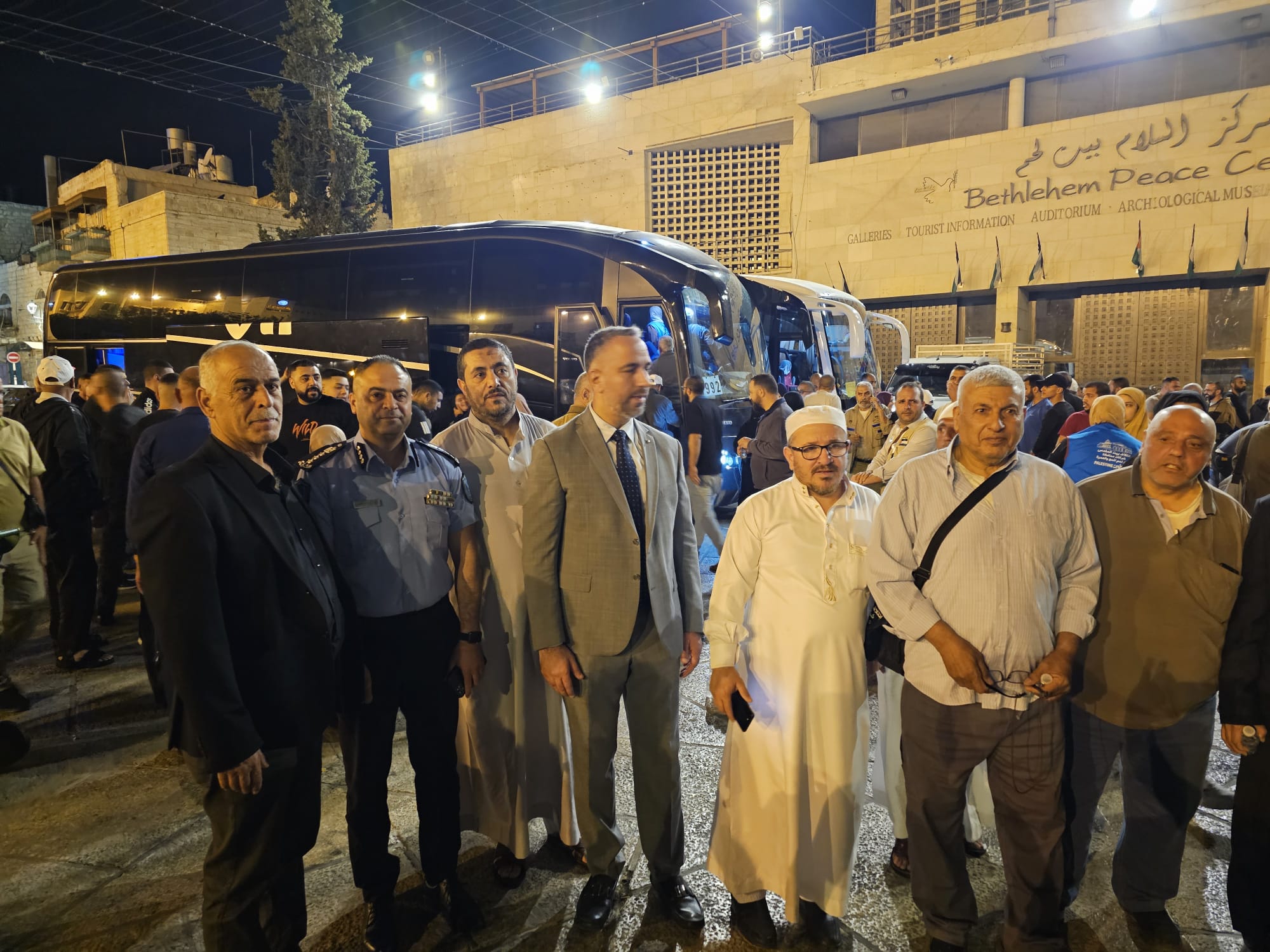 بمشاركة رئيس البلدية والمحافظ: توديع حجاج بيت لحم من ساحة المهد