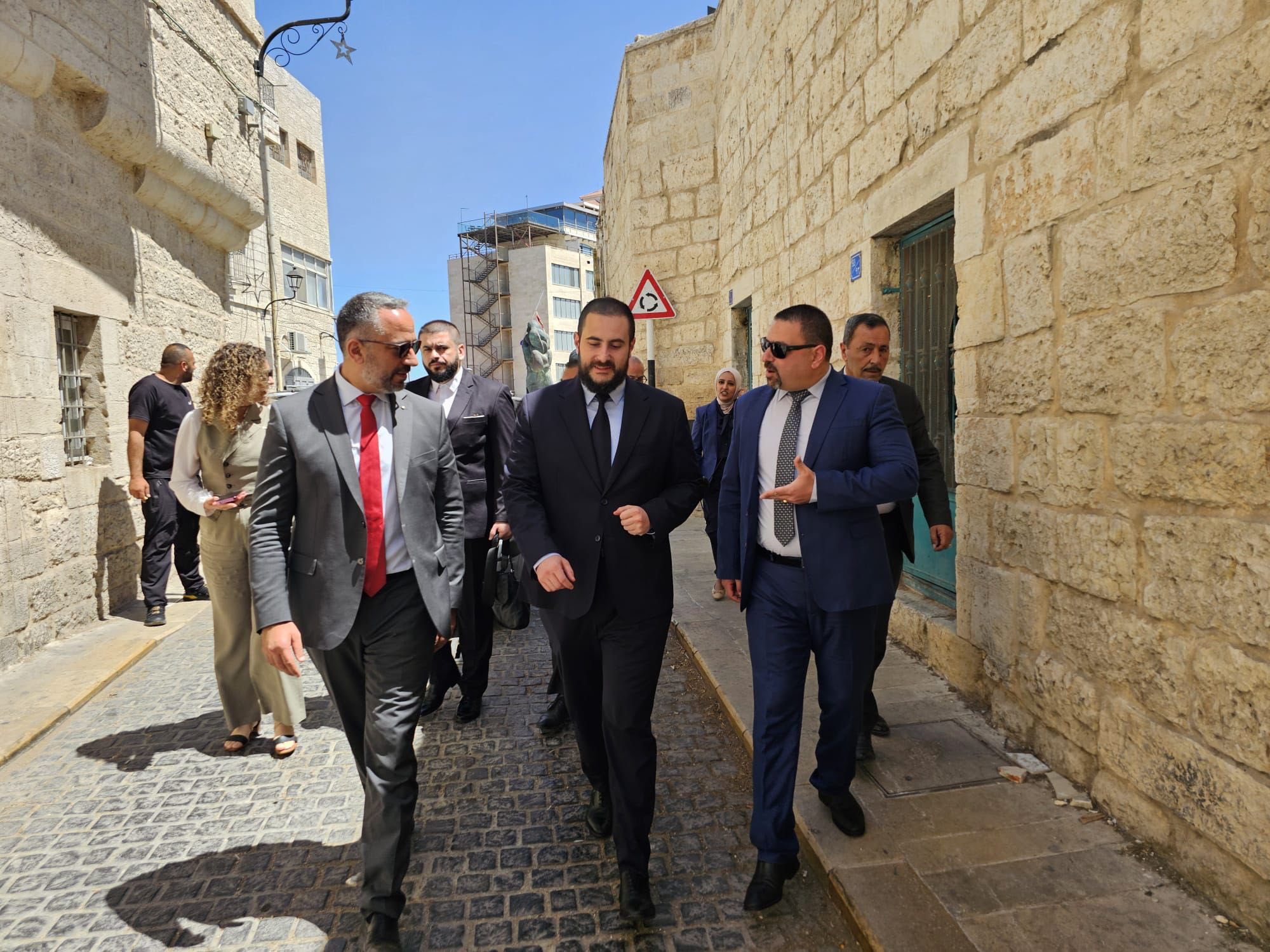 وزير المصالحة والتعاون الإقليمي في صربيا يزور بيت لحم: تأكيد على دعم القضية الفلسطينية وتعزيز العلاقات الثنائية