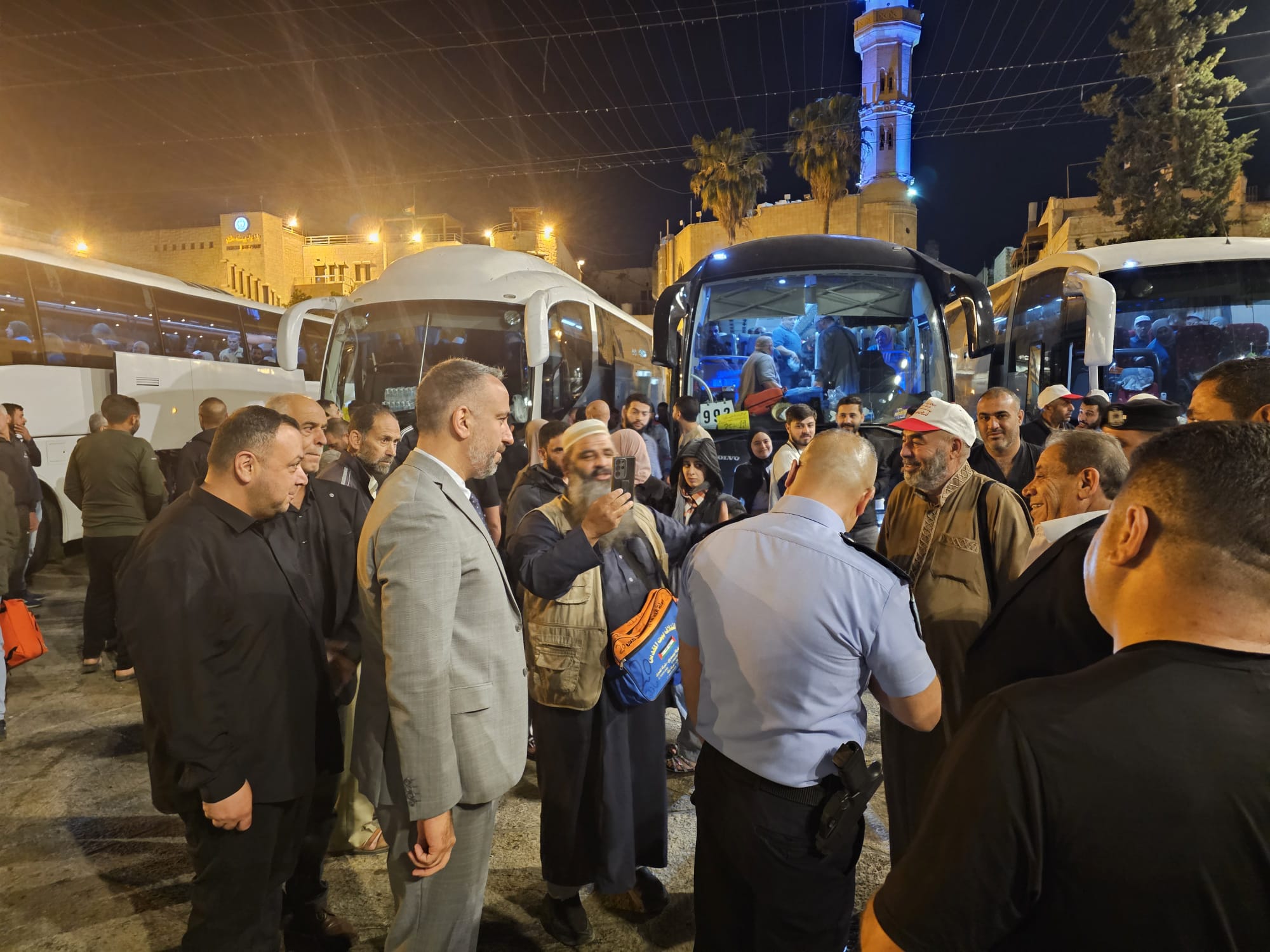 بمشاركة رئيس البلدية والمحافظ: توديع حجاج بيت لحم من ساحة المهد