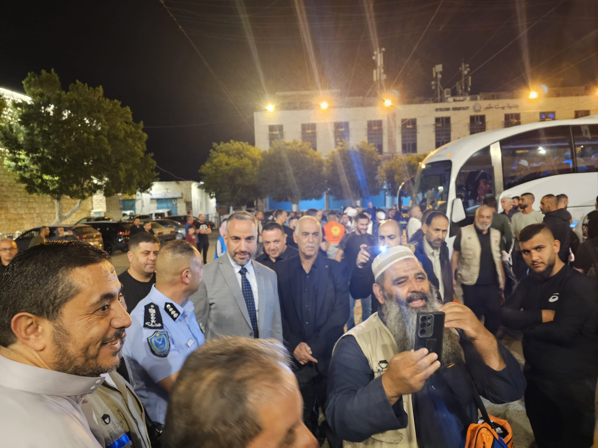 بمشاركة رئيس البلدية والمحافظ: توديع حجاج بيت لحم من ساحة المهد