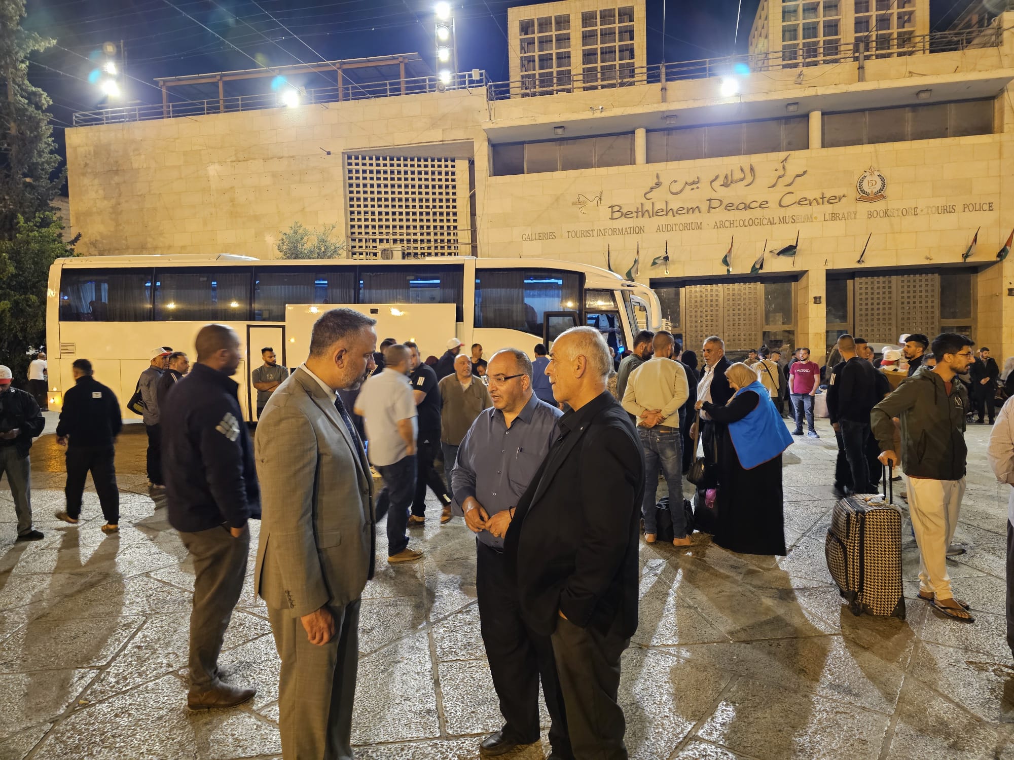 بمشاركة رئيس البلدية والمحافظ: توديع حجاج بيت لحم من ساحة المهد