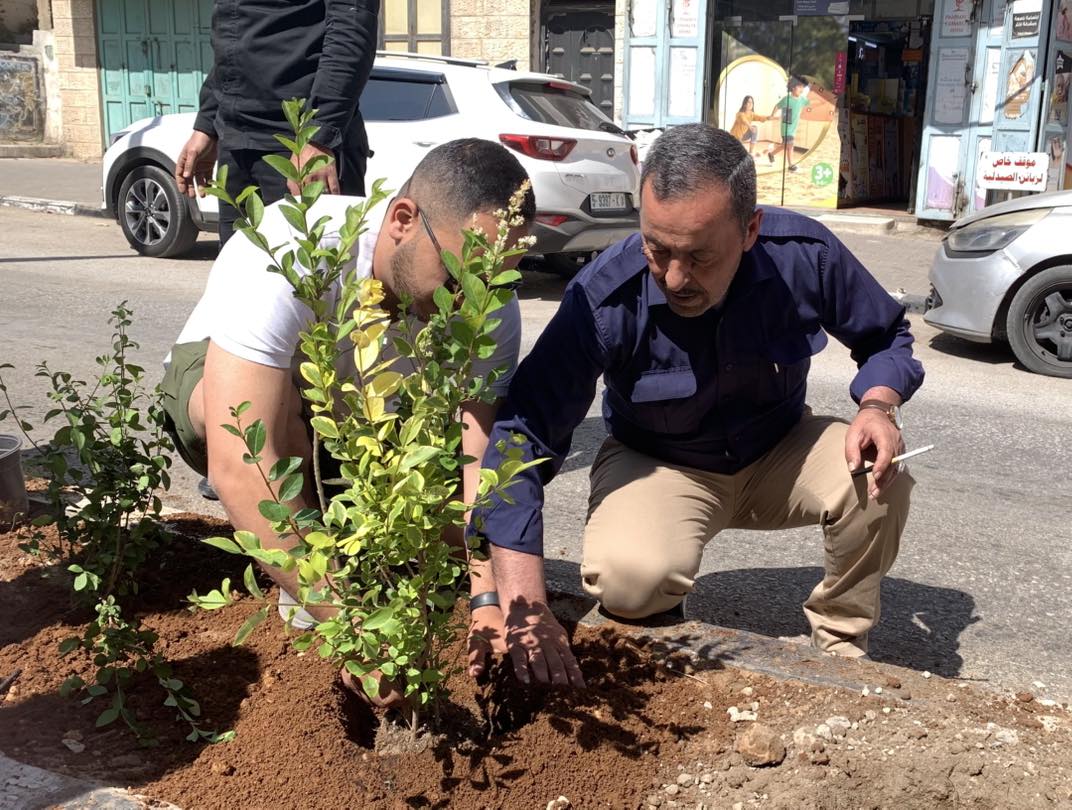 ضمن مشروع "بيت لحم مدينة خضراء" بلدية بيت لحم تنظّم نشاطًا بيئيًا لتنظيف وتخضير شارع المهد