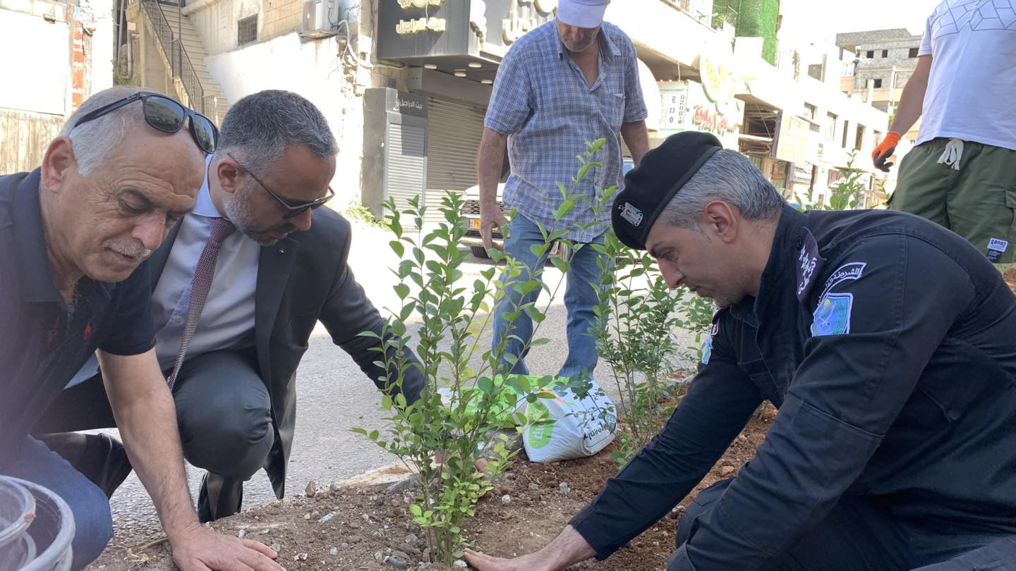 ضمن مشروع "بيت لحم مدينة خضراء" بلدية بيت لحم تنظّم نشاطًا بيئيًا لتنظيف وتخضير شارع المهد