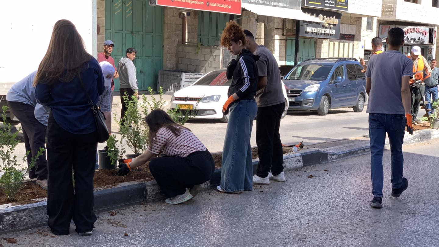 ضمن مشروع "بيت لحم مدينة خضراء" بلدية بيت لحم تنظّم نشاطًا بيئيًا لتنظيف وتخضير شارع المهد