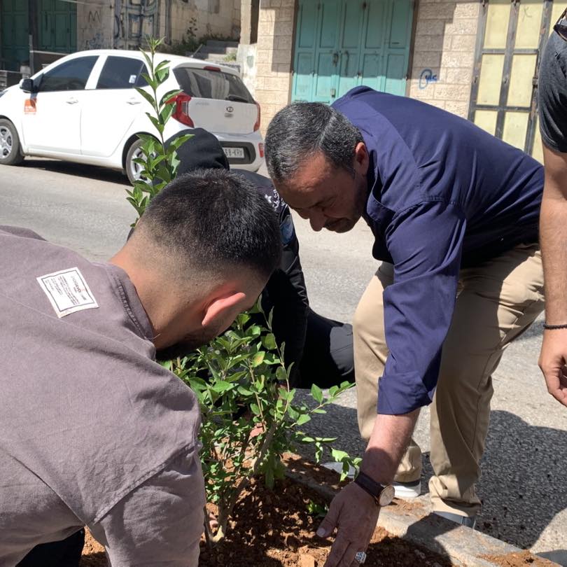 ضمن مشروع "بيت لحم مدينة خضراء" بلدية بيت لحم تنظّم نشاطًا بيئيًا لتنظيف وتخضير شارع المهد