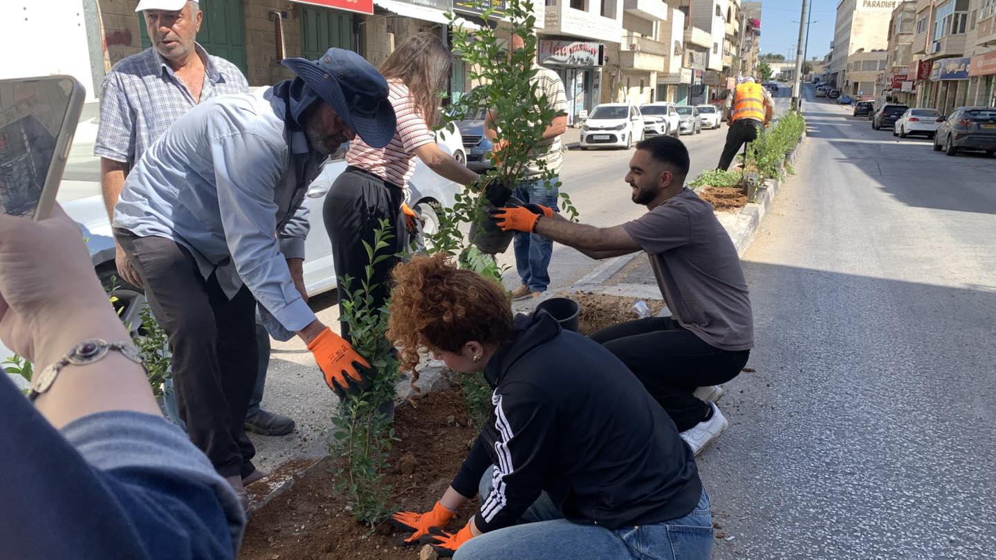 ضمن مشروع "بيت لحم مدينة خضراء" بلدية بيت لحم تنظّم نشاطًا بيئيًا لتنظيف وتخضير شارع المهد