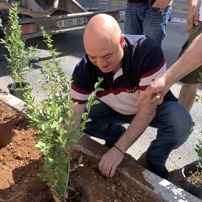 ضمن مشروع "بيت لحم مدينة خضراء" بلدية بيت لحم تنظّم نشاطًا بيئيًا لتنظيف وتخضير شارع المهد