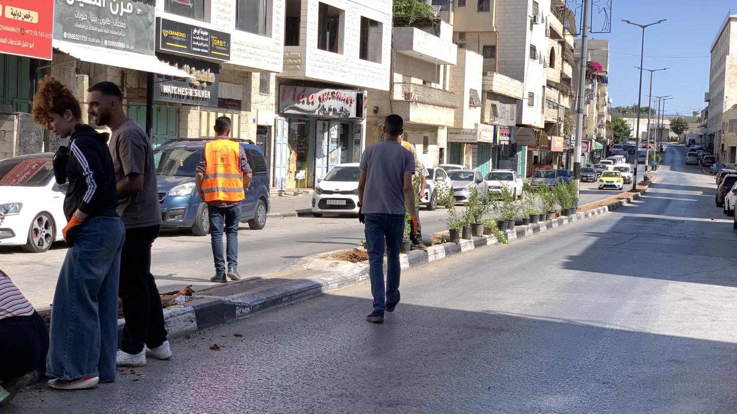 ضمن مشروع "بيت لحم مدينة خضراء" بلدية بيت لحم تنظّم نشاطًا بيئيًا لتنظيف وتخضير شارع المهد